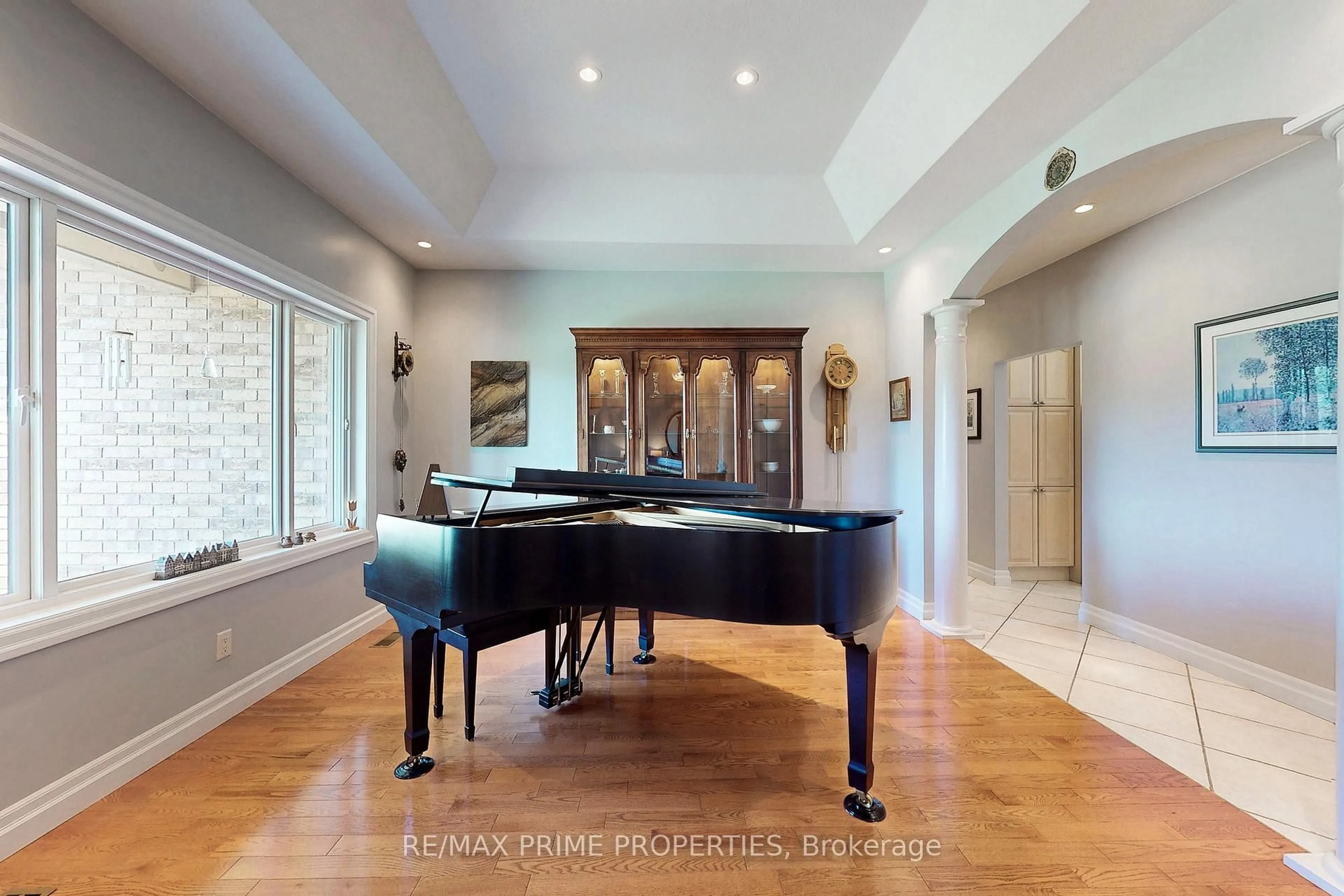 Indoor foyer for 116 Midsummers Lane, Hamilton Ontario L9H 7R4