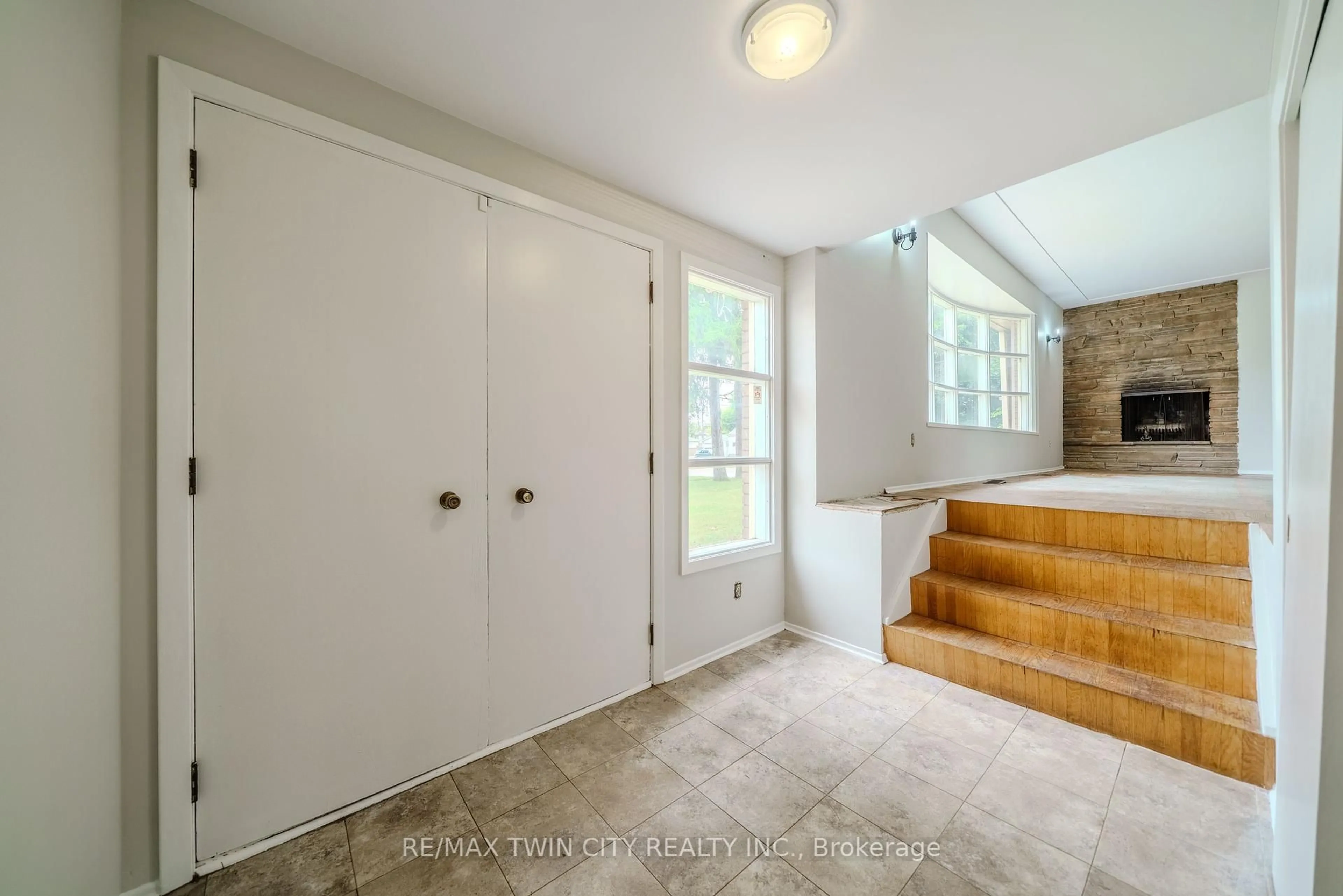 Indoor entryway for 234 Grand St, Brantford Ontario N3R 4C4