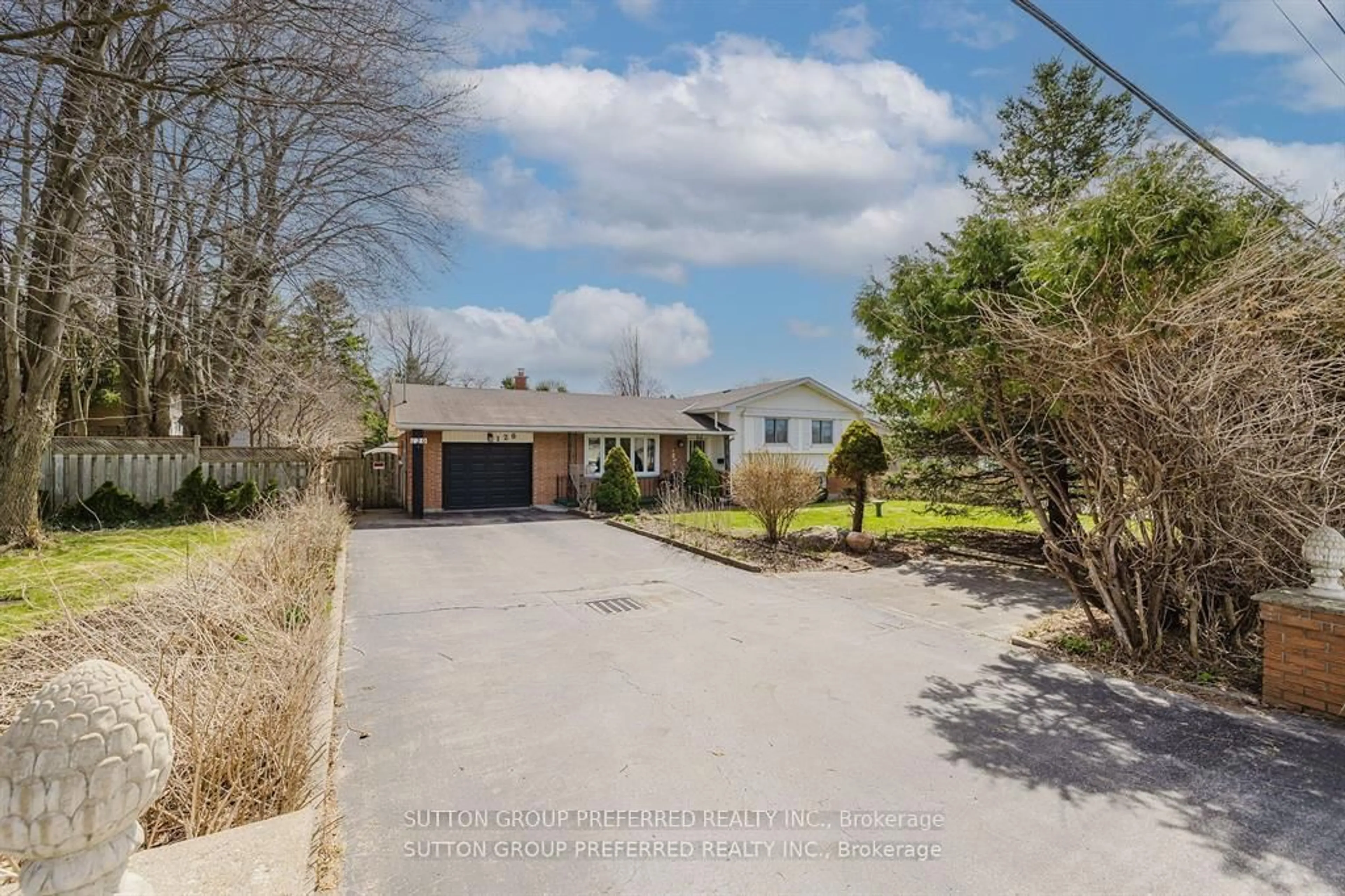A pic from outside/outdoor area/front of a property/back of a property/a pic from drone, street for 120 Fanshawe Park Rd, London North Ontario N6G 5C4