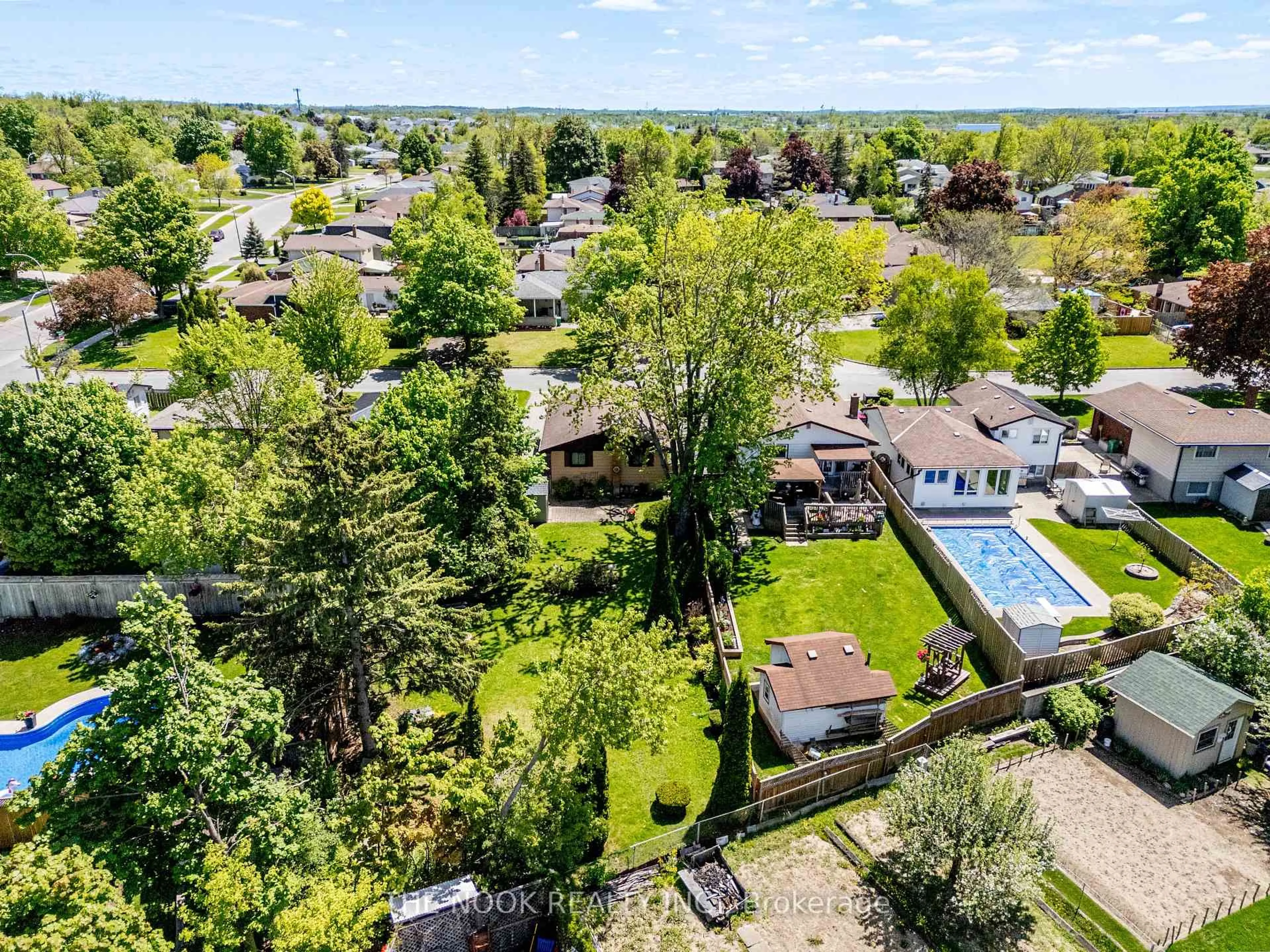 A pic from outside/outdoor area/front of a property/back of a property/a pic from drone, unknown for 21 Rideau Cres, Peterborough South Ontario K9J 1G7