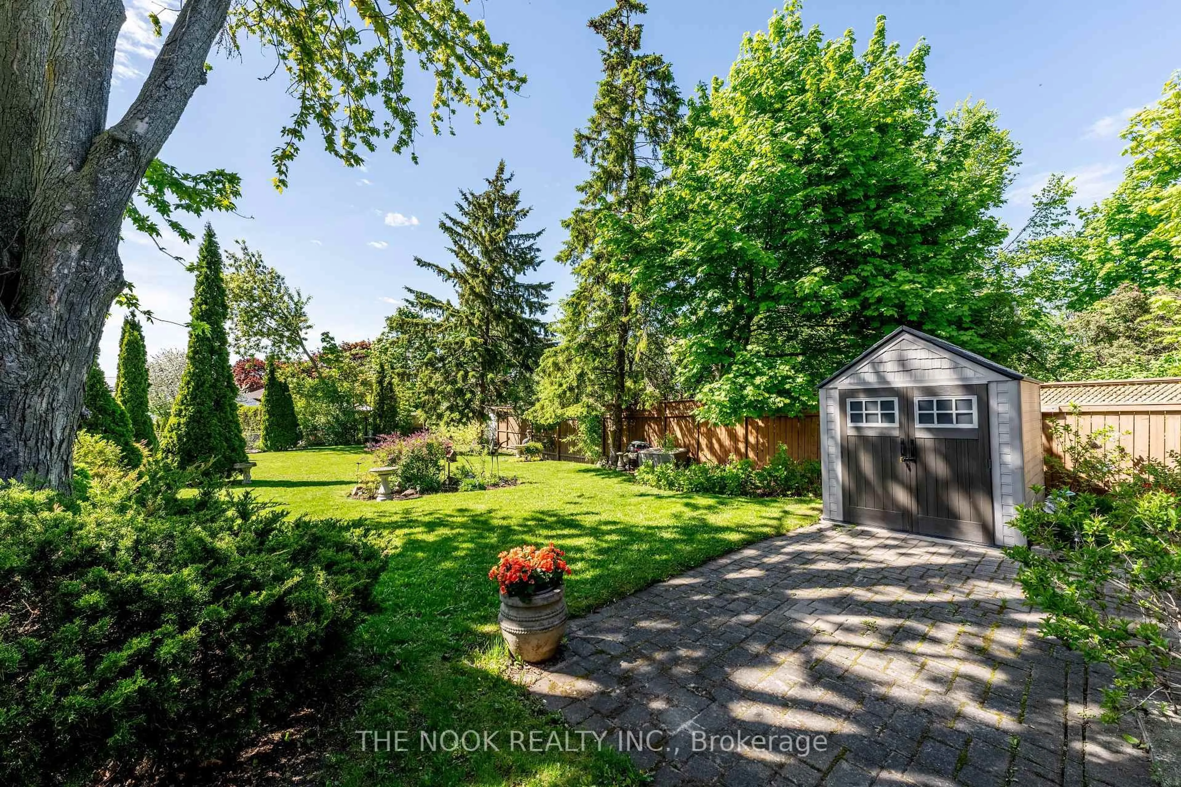 A pic from outside/outdoor area/front of a property/back of a property/a pic from drone, unknown for 21 Rideau Cres, Peterborough South Ontario K9J 1G7