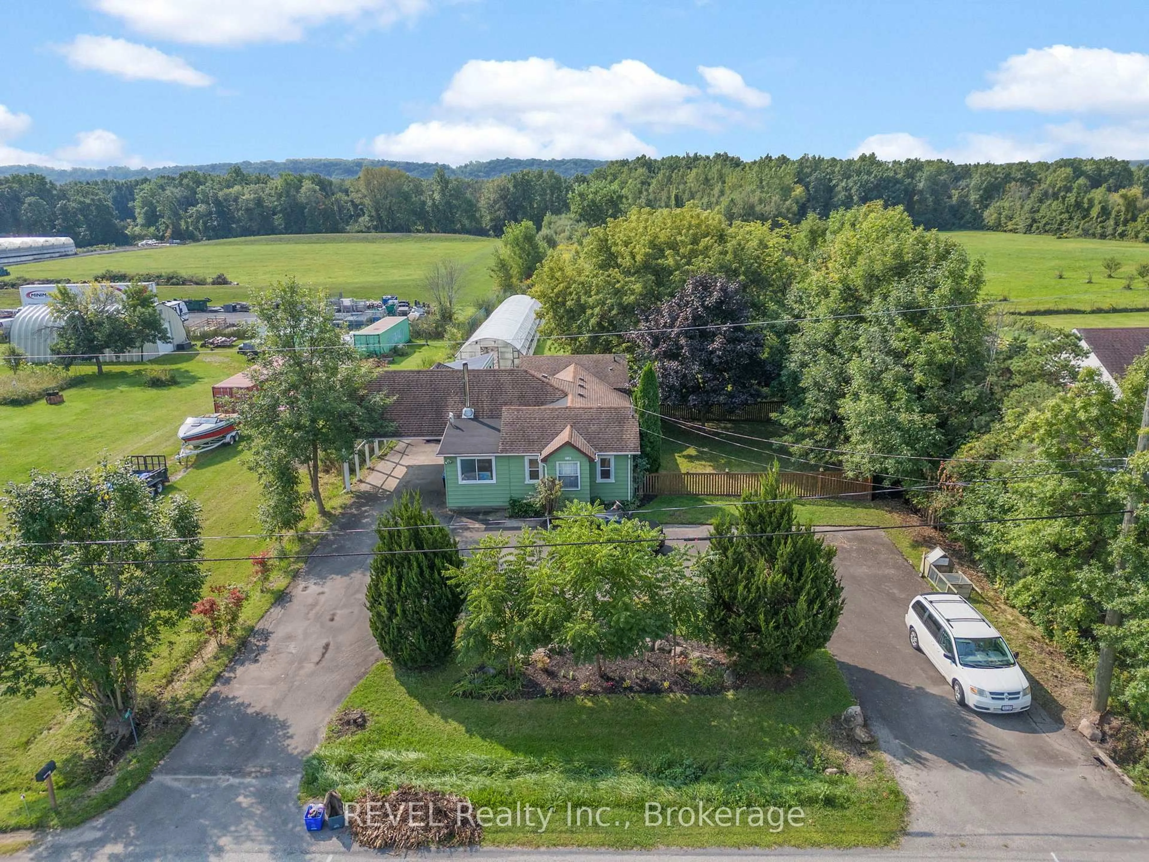 A pic from outside/outdoor area/front of a property/back of a property/a pic from drone, water/lake/river/ocean view for 1031 Line 8 Rd, Niagara-on-the-Lake Ontario L0S 1J0