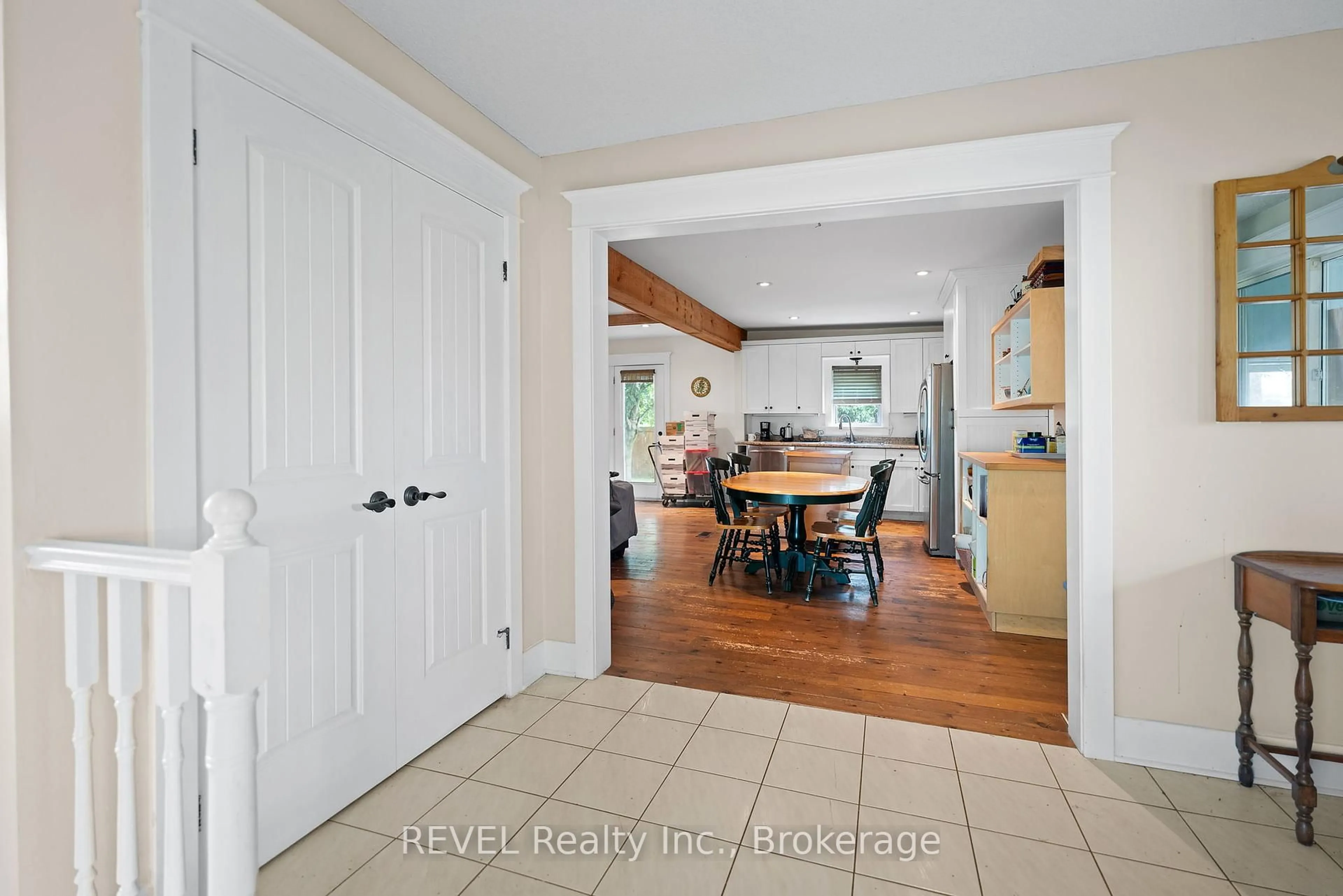 Indoor entryway for 1031 Line 8 Rd, Niagara-on-the-Lake Ontario L0S 1J0