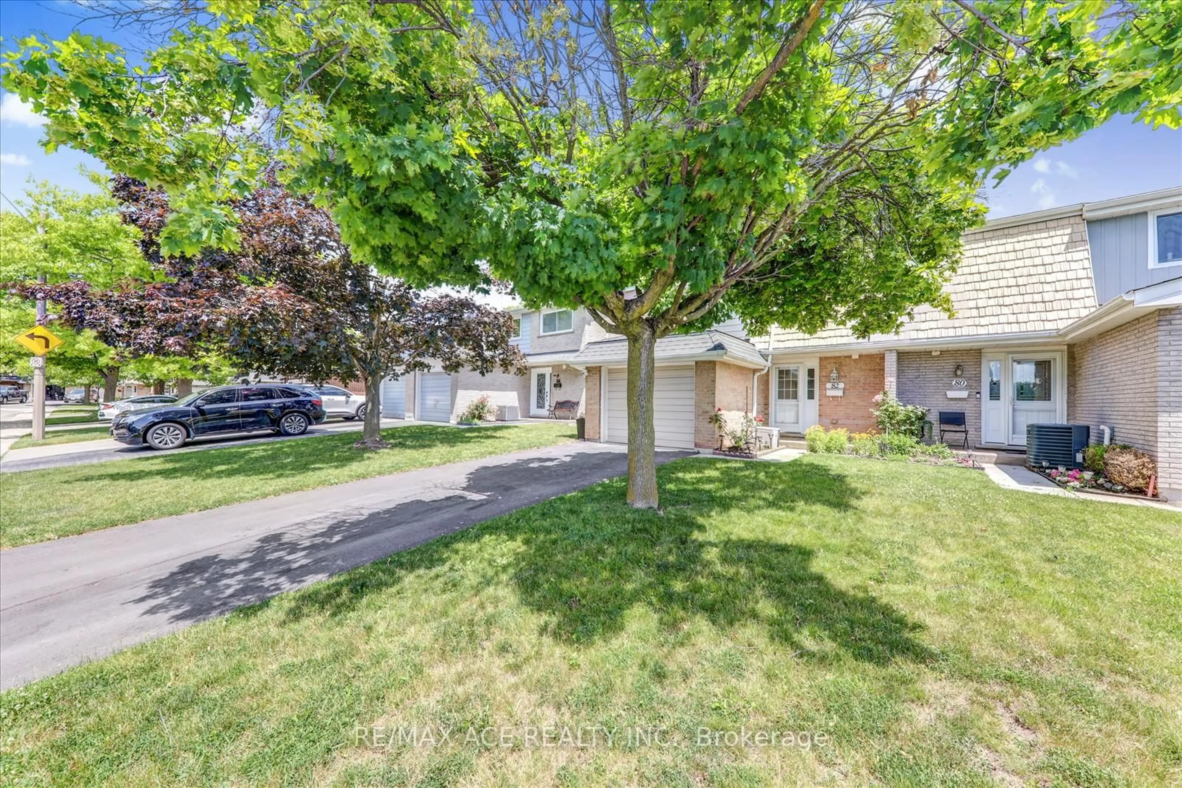 A pic from outside/outdoor area/front of a property/back of a property/a pic from drone, street for 82 St. Andrews Dr, Hamilton Ontario L8K 6H4
