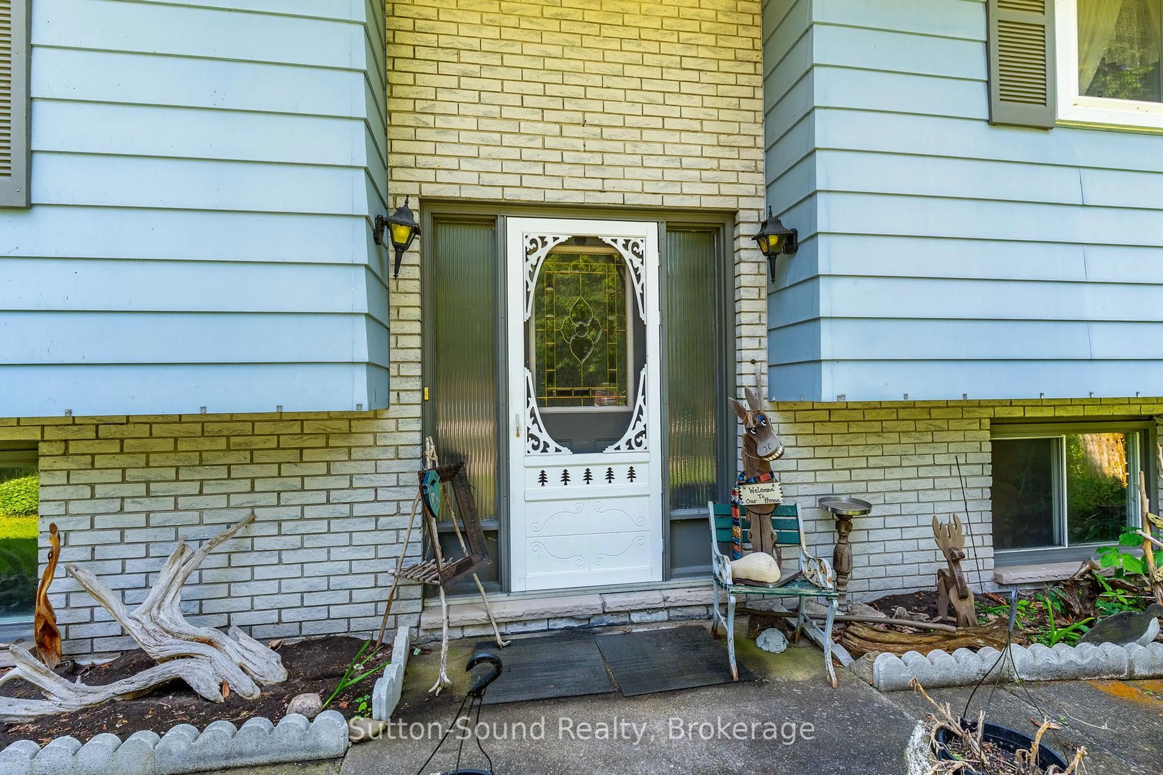 Indoor entryway for 17 Front St, South Bruce Peninsula Ontario N0H 1P0