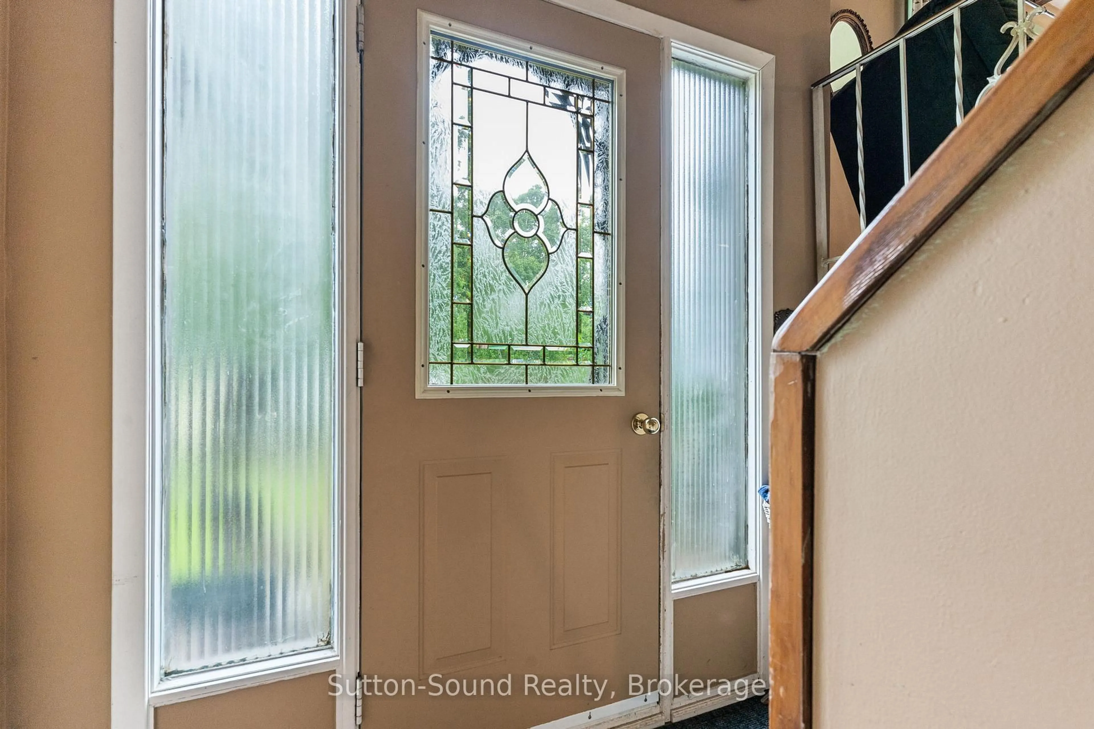 Indoor entryway for 17 Front St, South Bruce Peninsula Ontario N0H 1P0