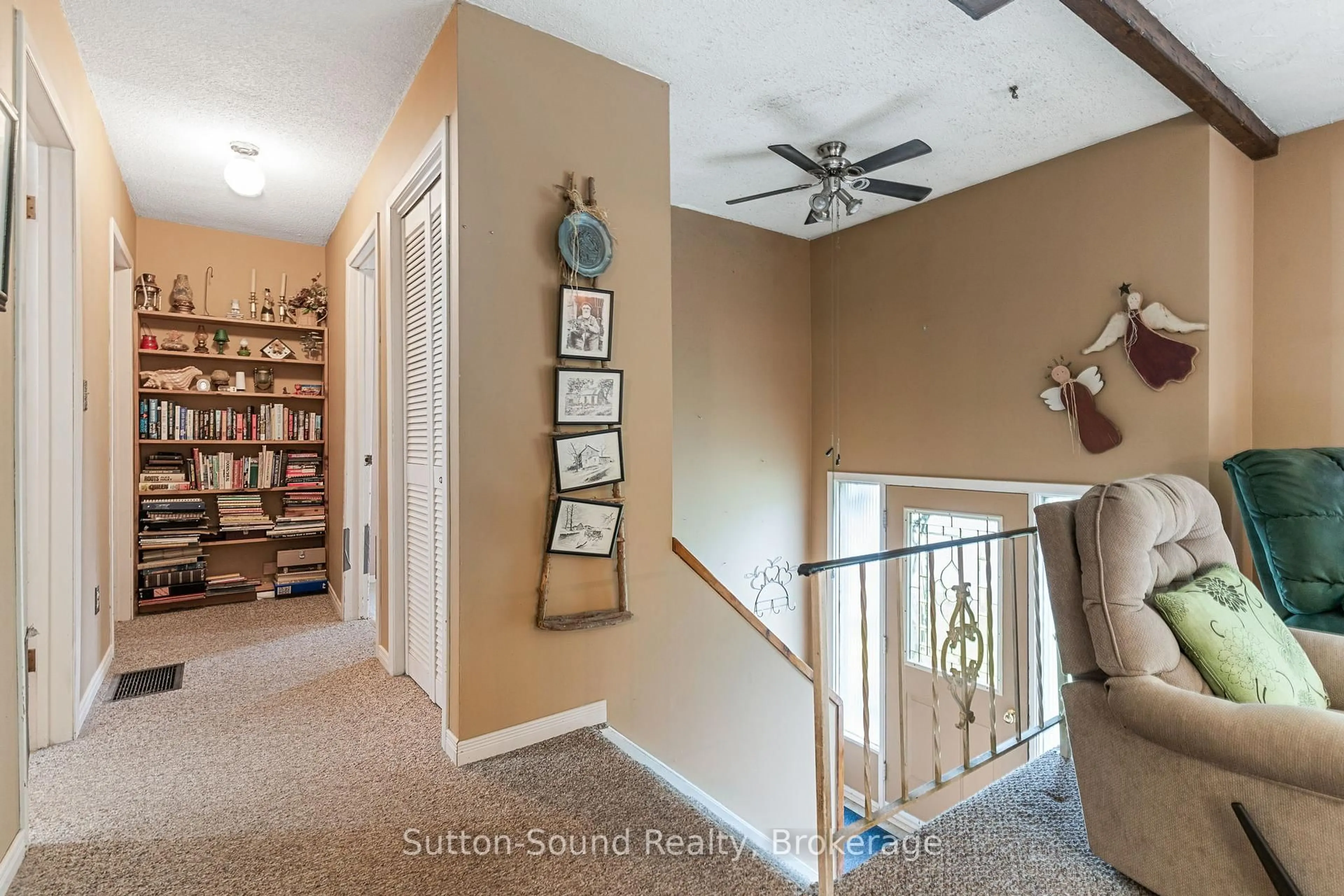 Indoor entryway for 17 Front St, South Bruce Peninsula Ontario N0H 1P0