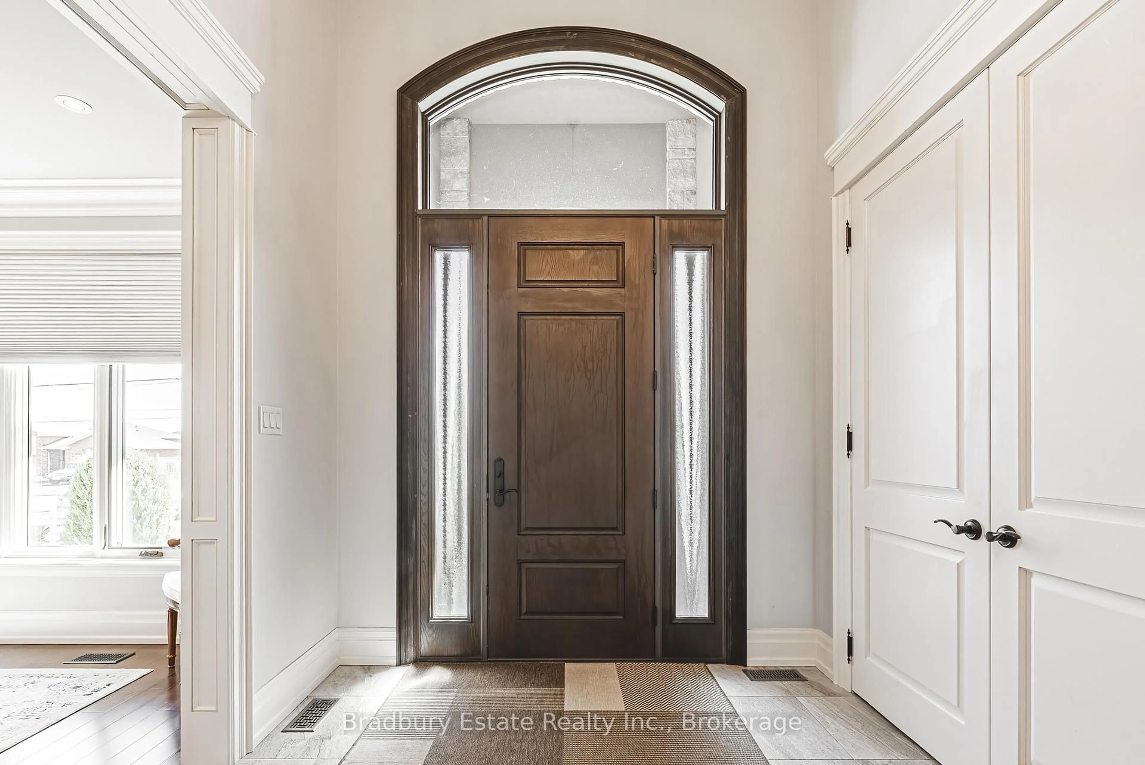 Indoor entryway for 221 Glover Rd, Hamilton Ontario L8E 5H6