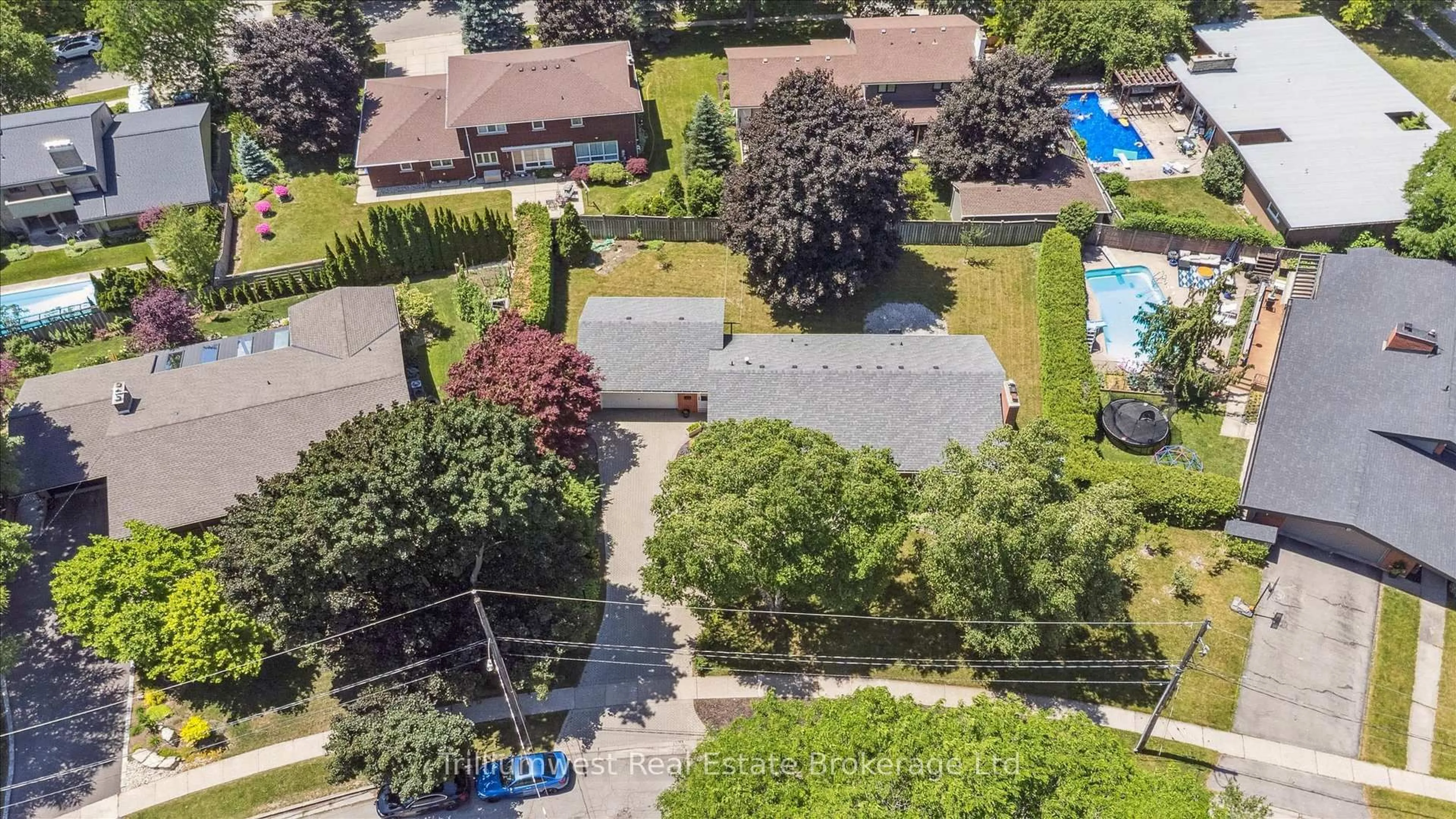 A pic from outside/outdoor area/front of a property/back of a property/a pic from drone, street for 96 Callander Dr, Guelph Ontario N1E 4H8