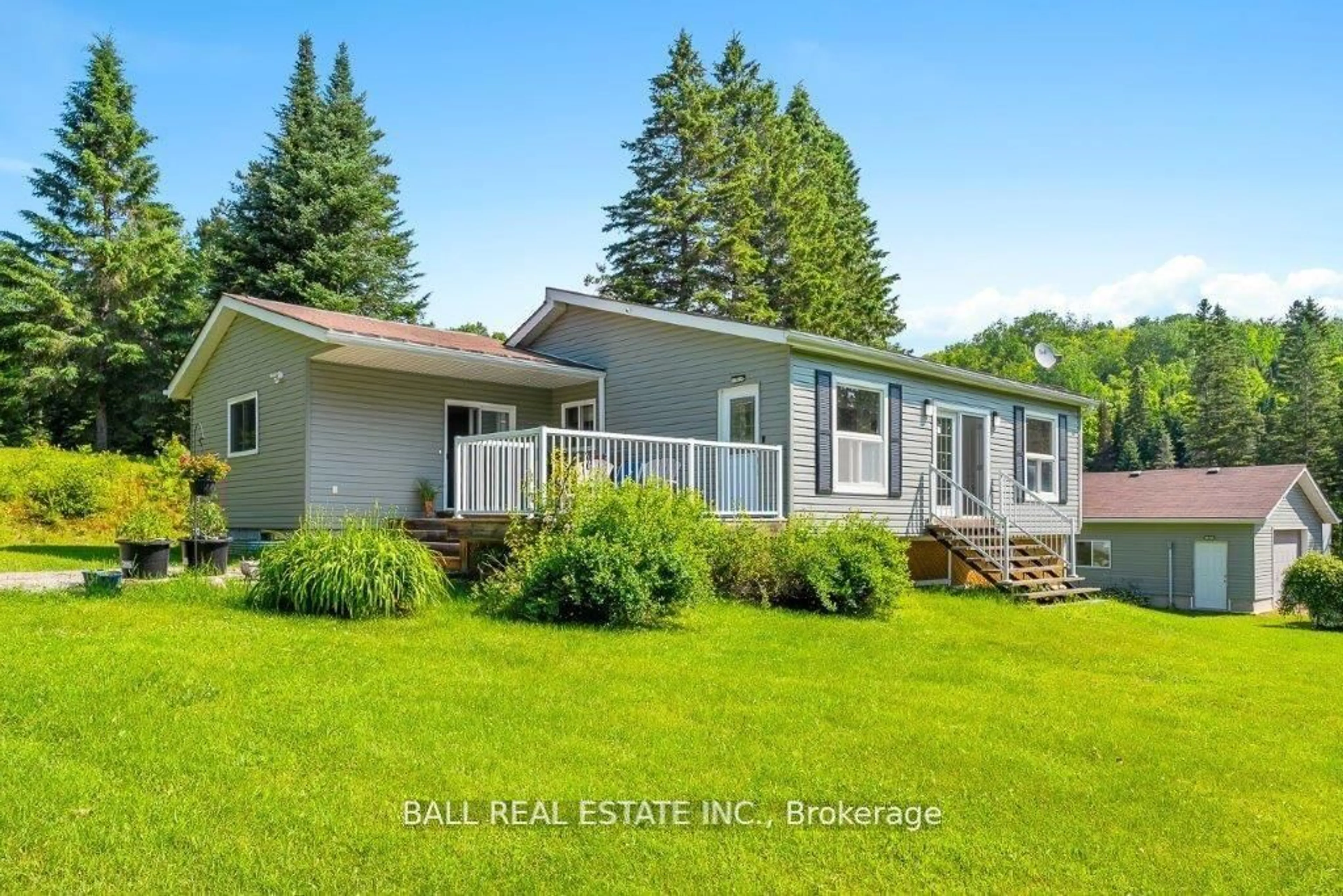 Home with vinyl exterior material, water/lake/river/ocean view for 4263 Loop Rd, Dysart et al Ontario K0M 1X0