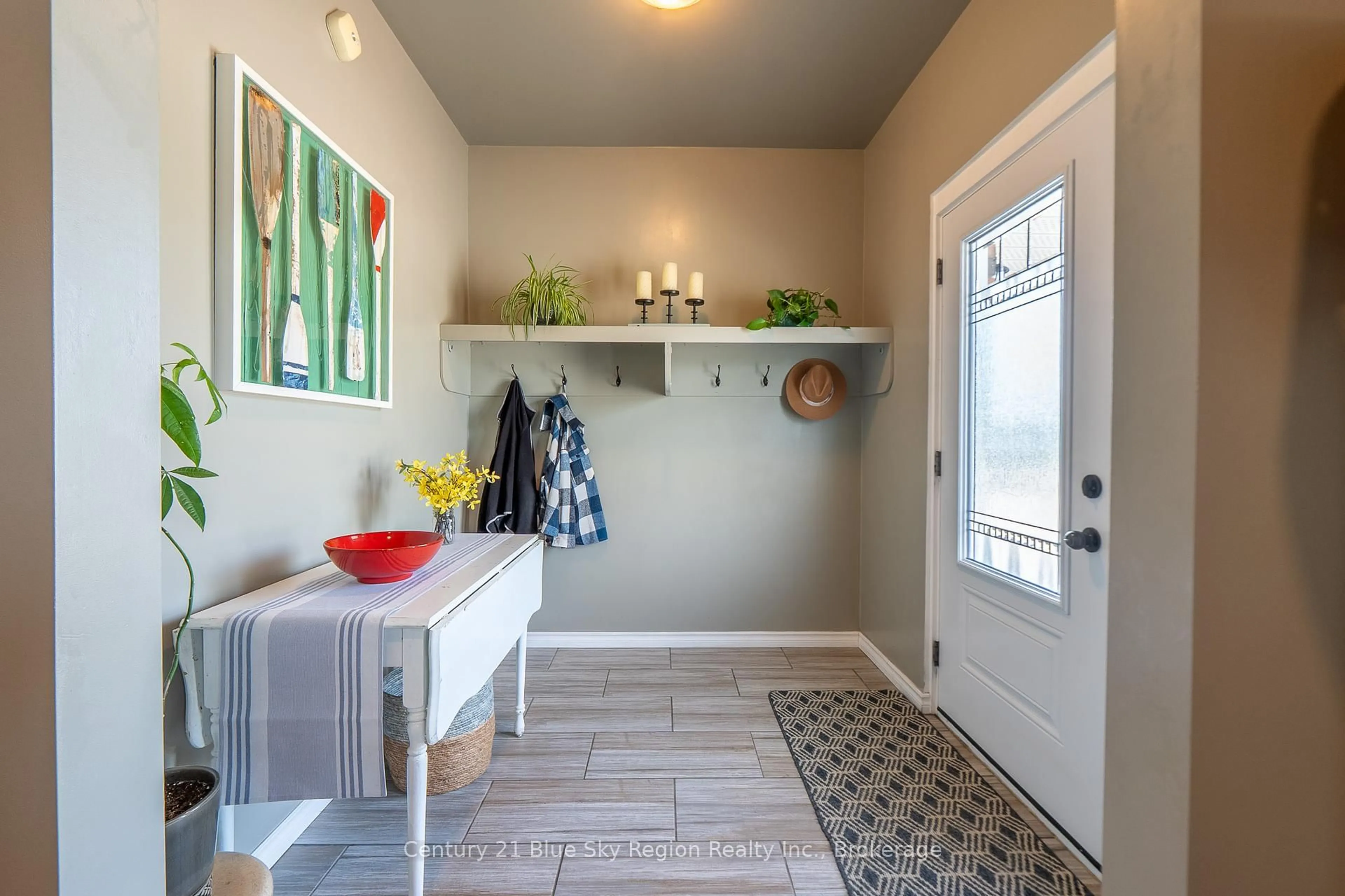 Indoor entryway for 9 Stevens Rd, Temagami Ontario P0H 2H0