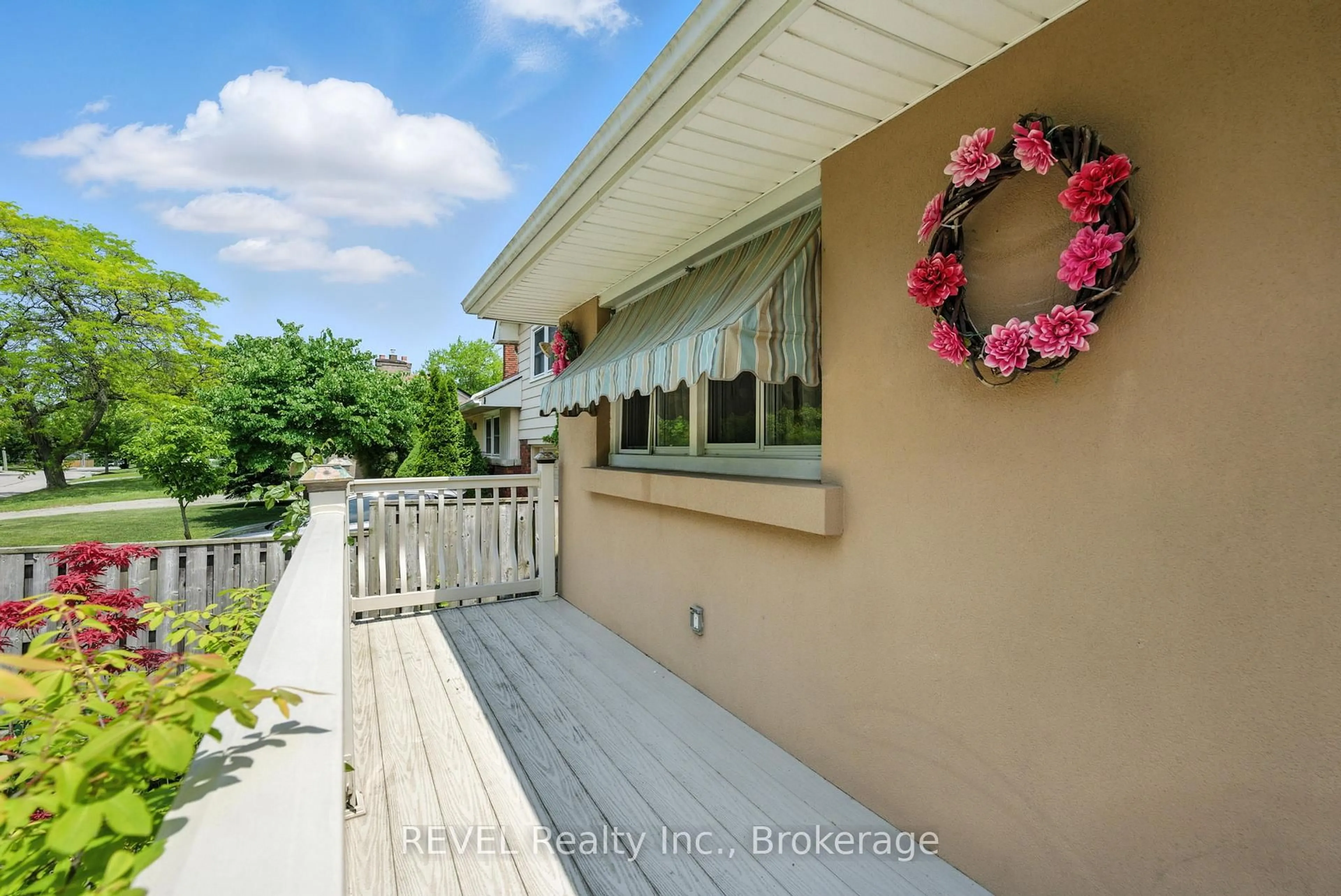 A pic from outside/outdoor area/front of a property/back of a property/a pic from drone, unknown for 147 VILLAGE Rd, St. Catharines Ontario L2T 3C4