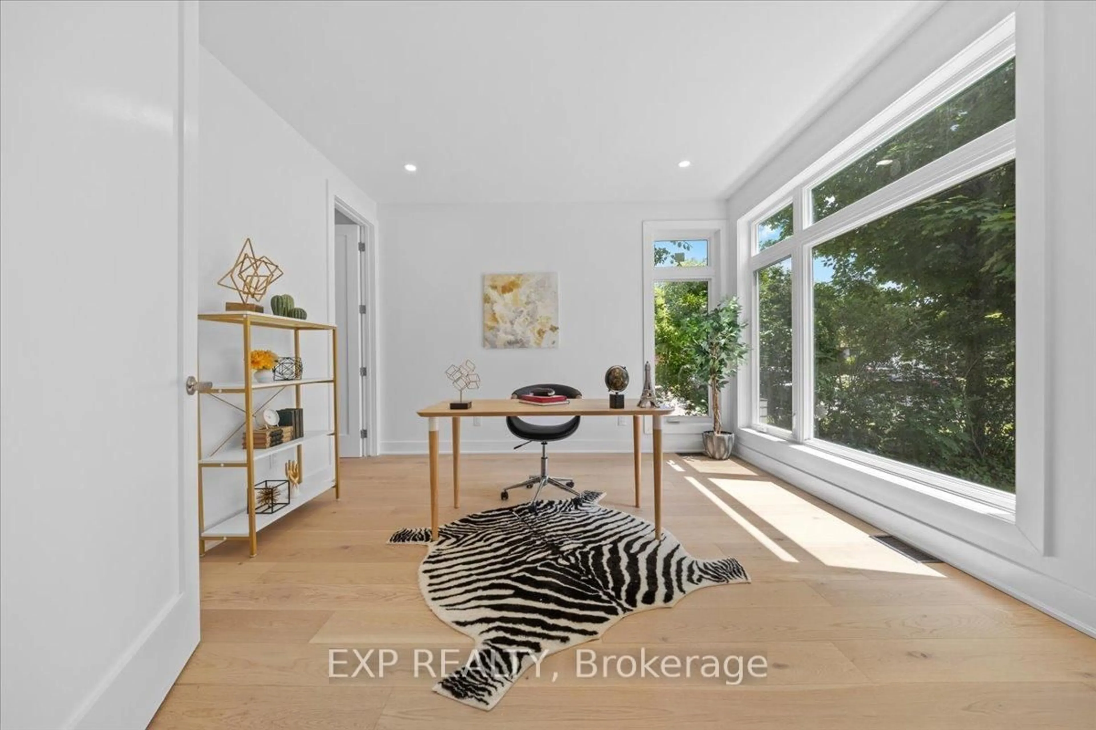 Indoor entryway for 43 St. Claire Ave, Ottawa Ontario K2G 2A1