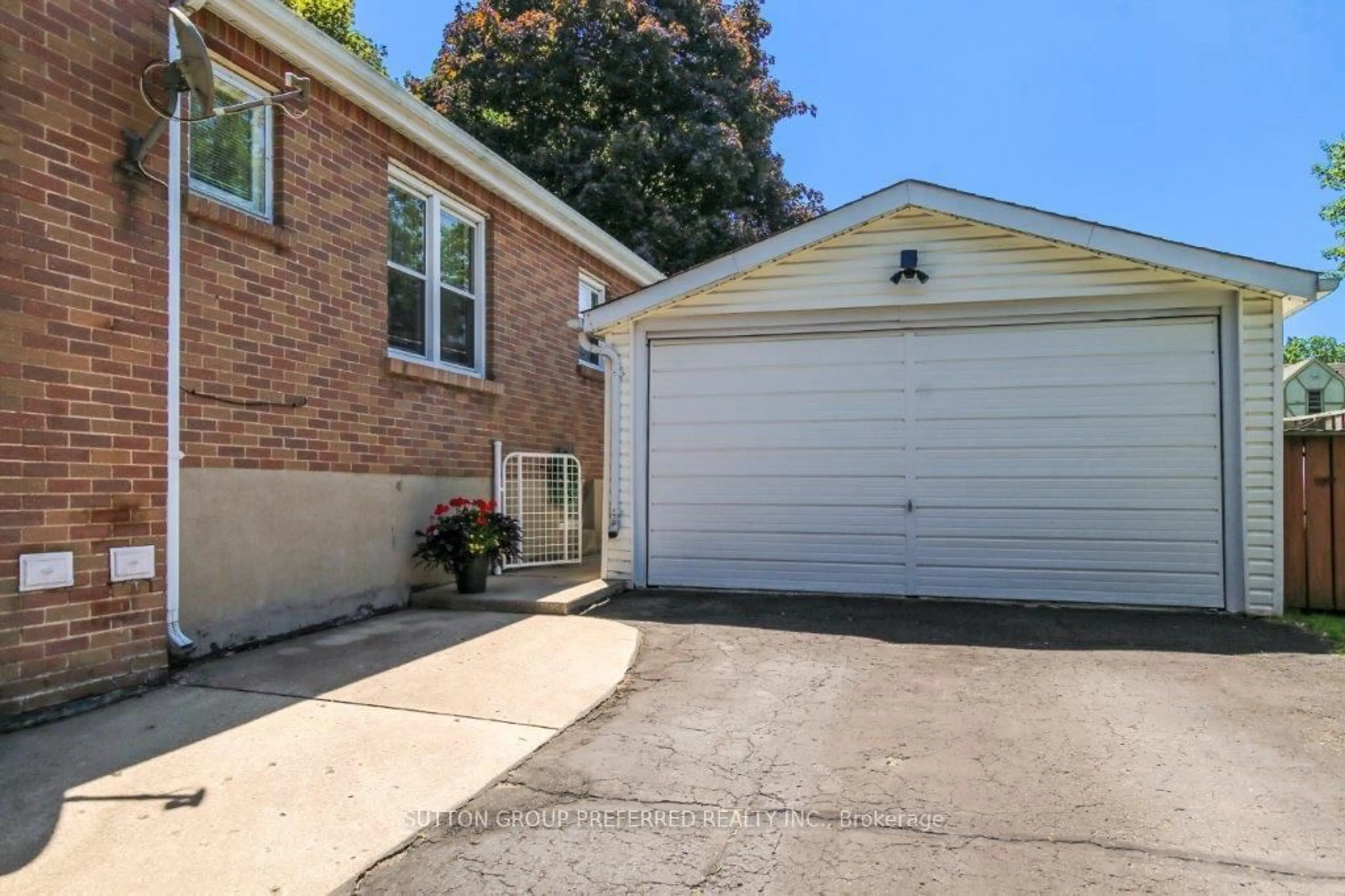 Unknown for 695 Ecclestone St, London East Ontario N5Y 3Z8