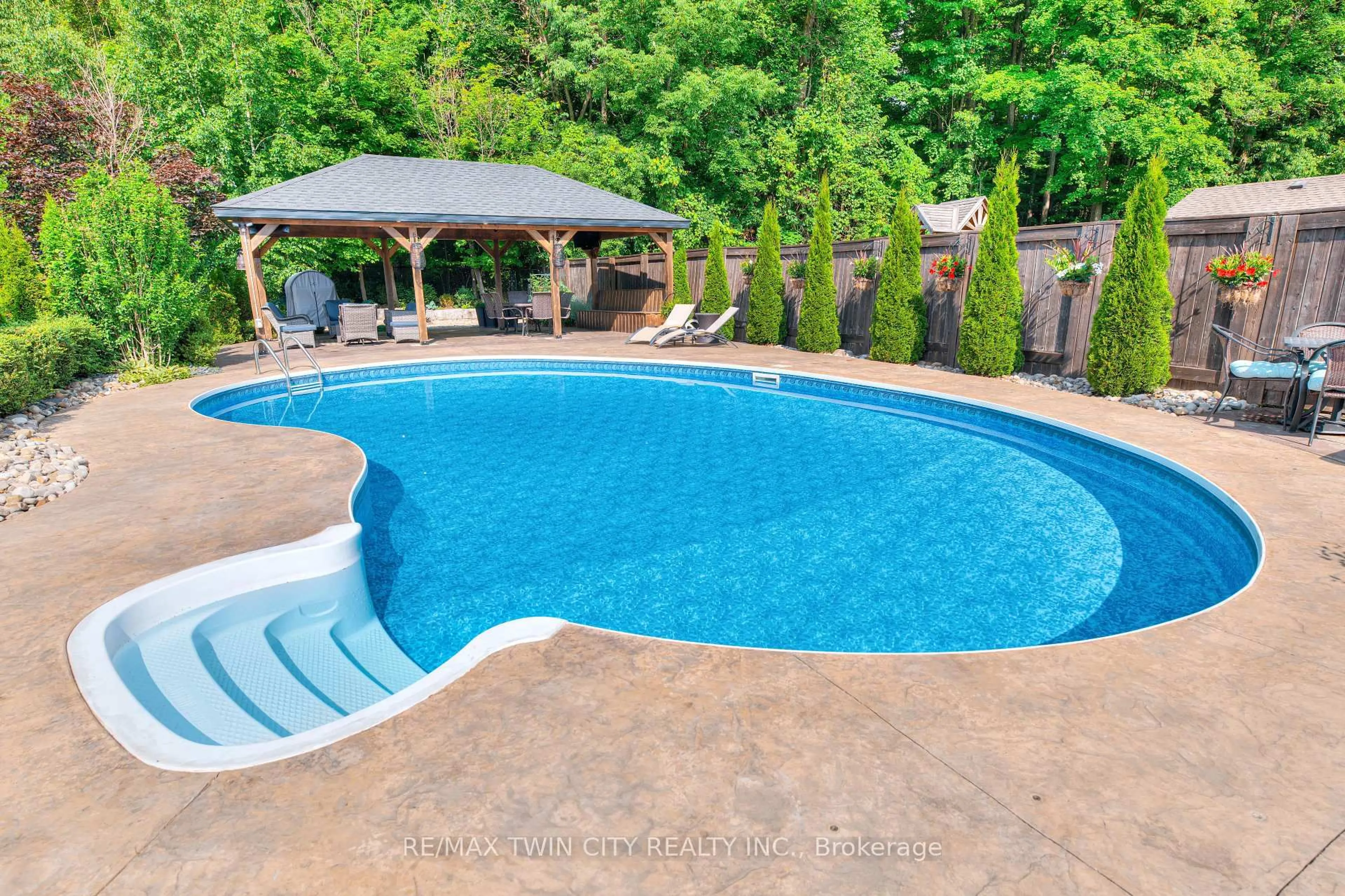 Pool for 493 Zeller Dr, Kitchener Ontario N2A 4M4