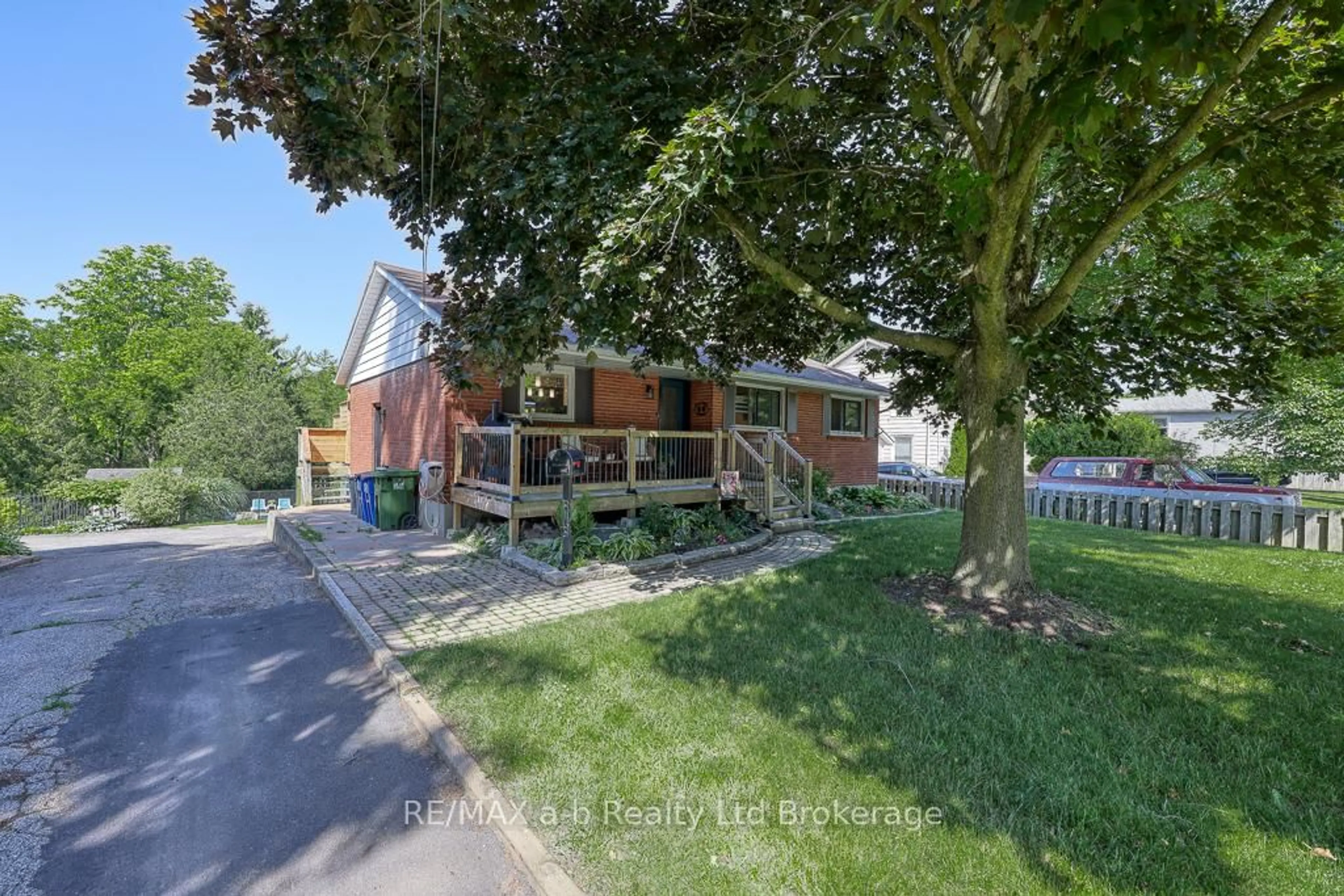 A pic from outside/outdoor area/front of a property/back of a property/a pic from drone, street for 109 Sunset Dr, St. Thomas Ontario N5R 3B5