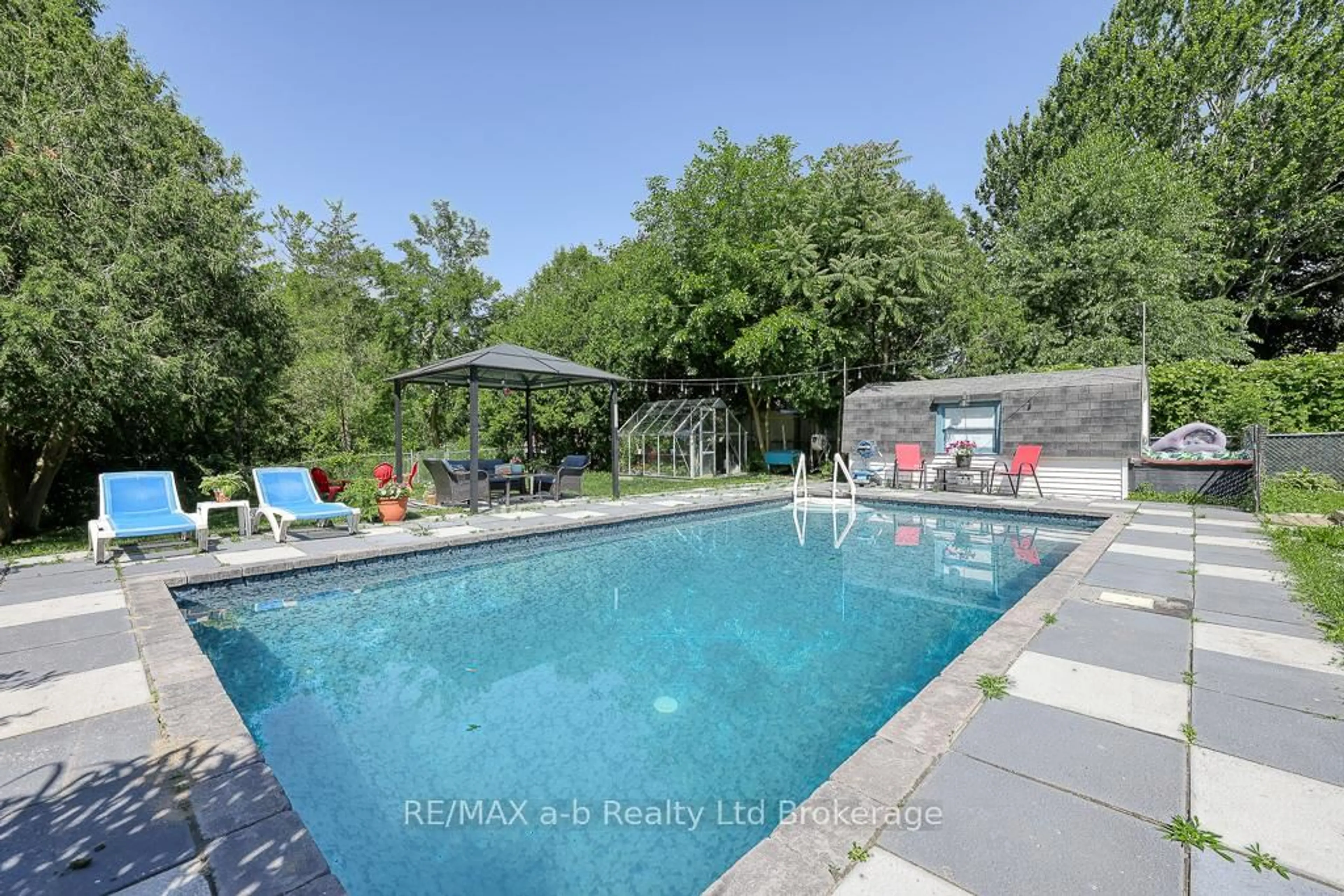 Pool for 109 Sunset Dr, St. Thomas Ontario N5R 3B5