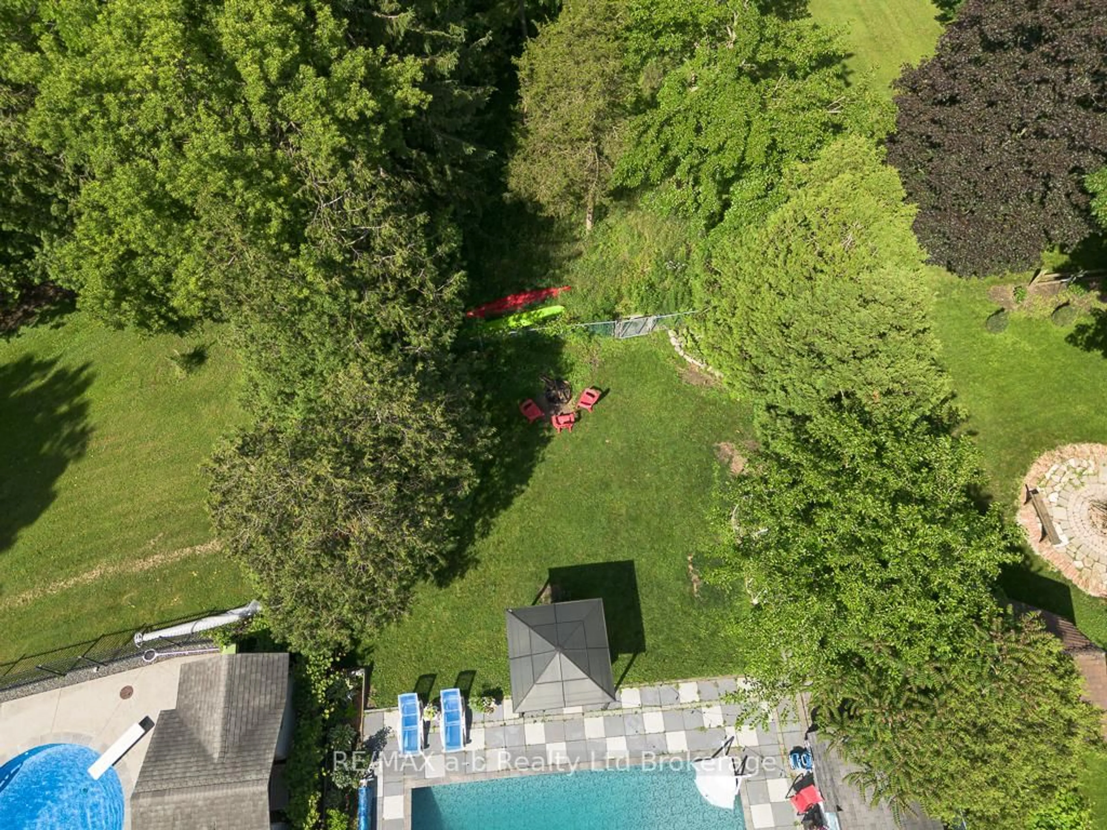 A pic from outside/outdoor area/front of a property/back of a property/a pic from drone, unknown for 109 Sunset Dr, St. Thomas Ontario N5R 3B5