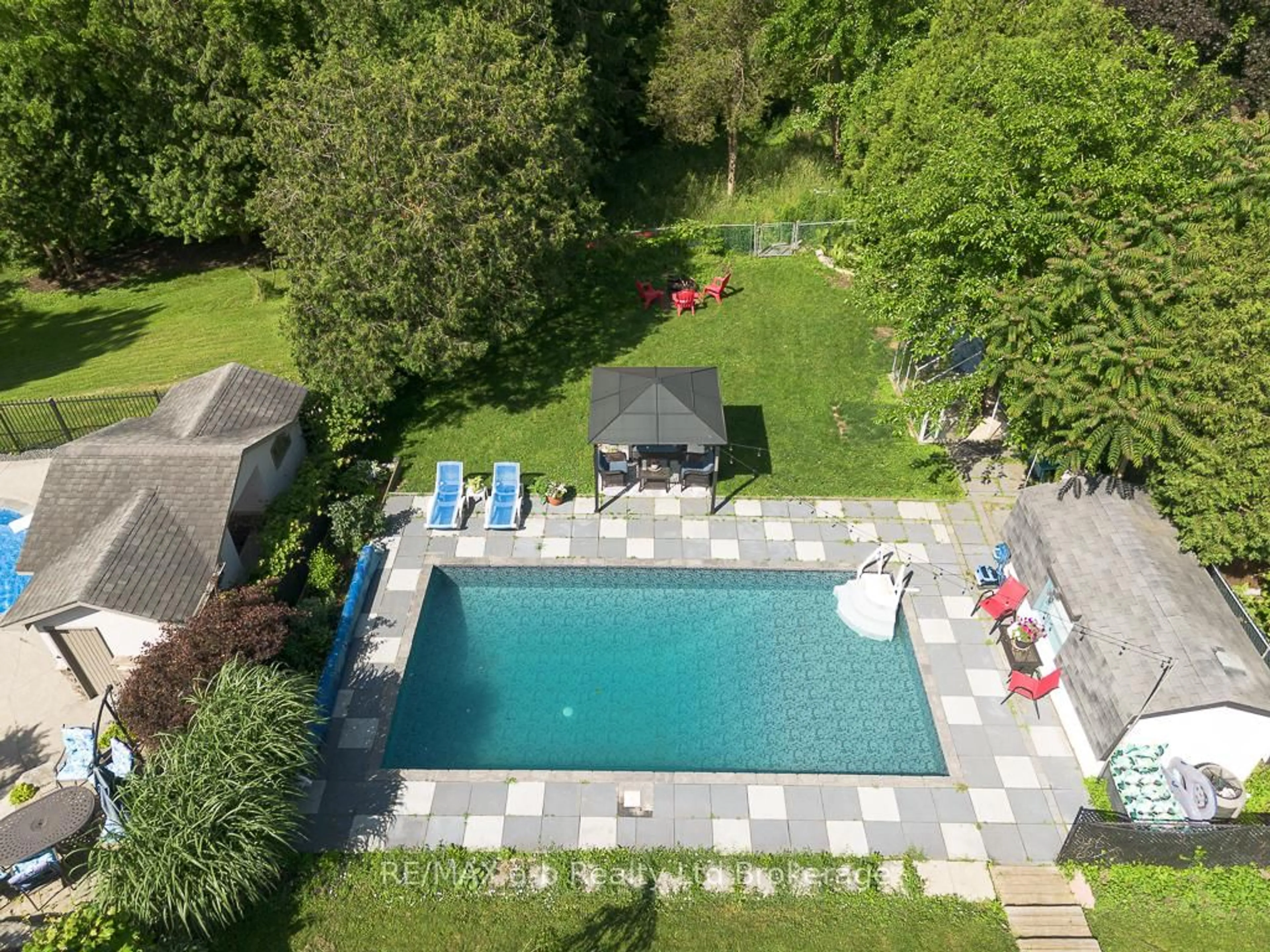 A pic from outside/outdoor area/front of a property/back of a property/a pic from drone, water/lake/river/ocean view for 109 Sunset Dr, St. Thomas Ontario N5R 3B5