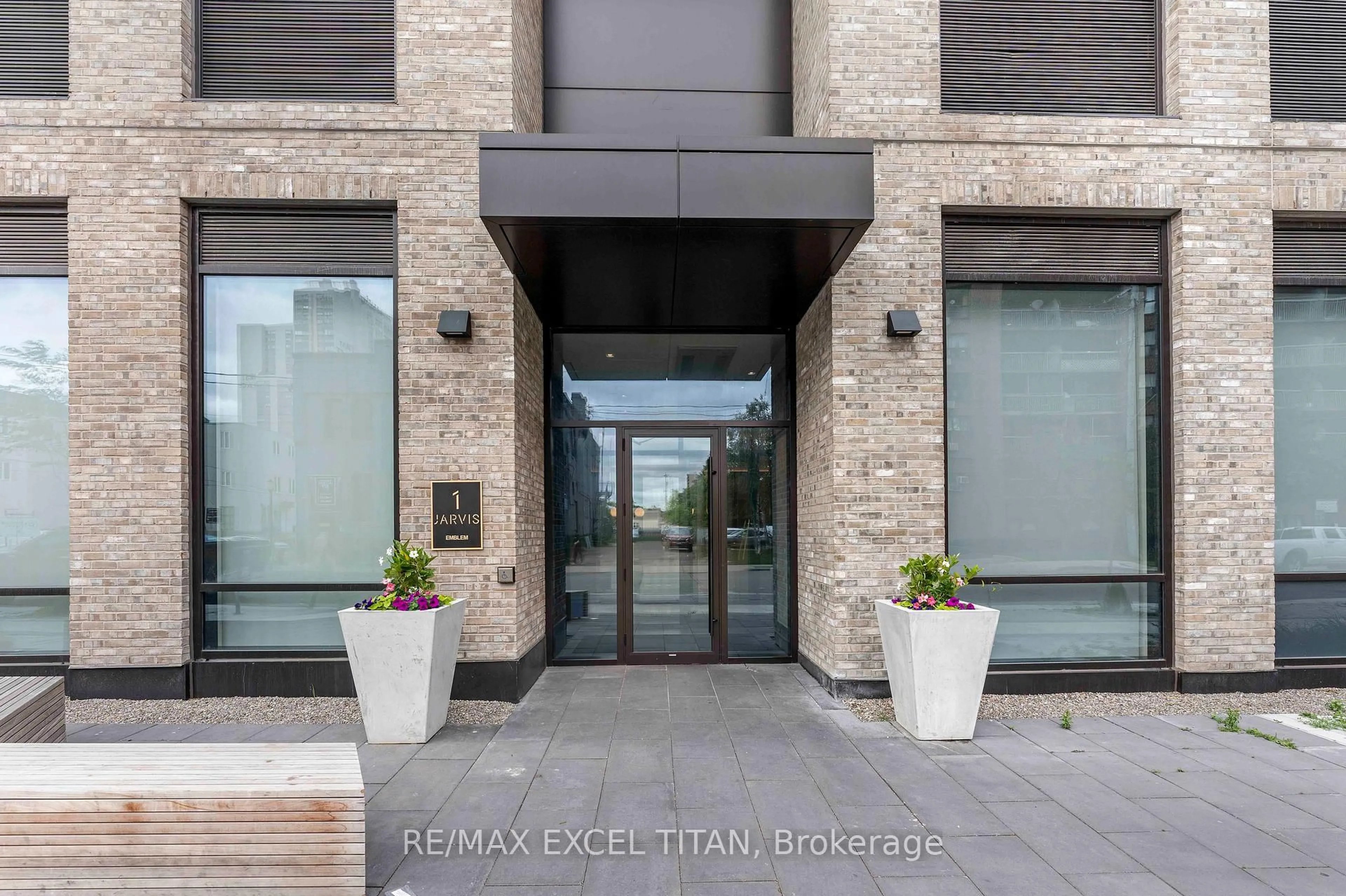 Indoor entryway for 1 Jarvis St #614, Hamilton Ontario L8R 3J2