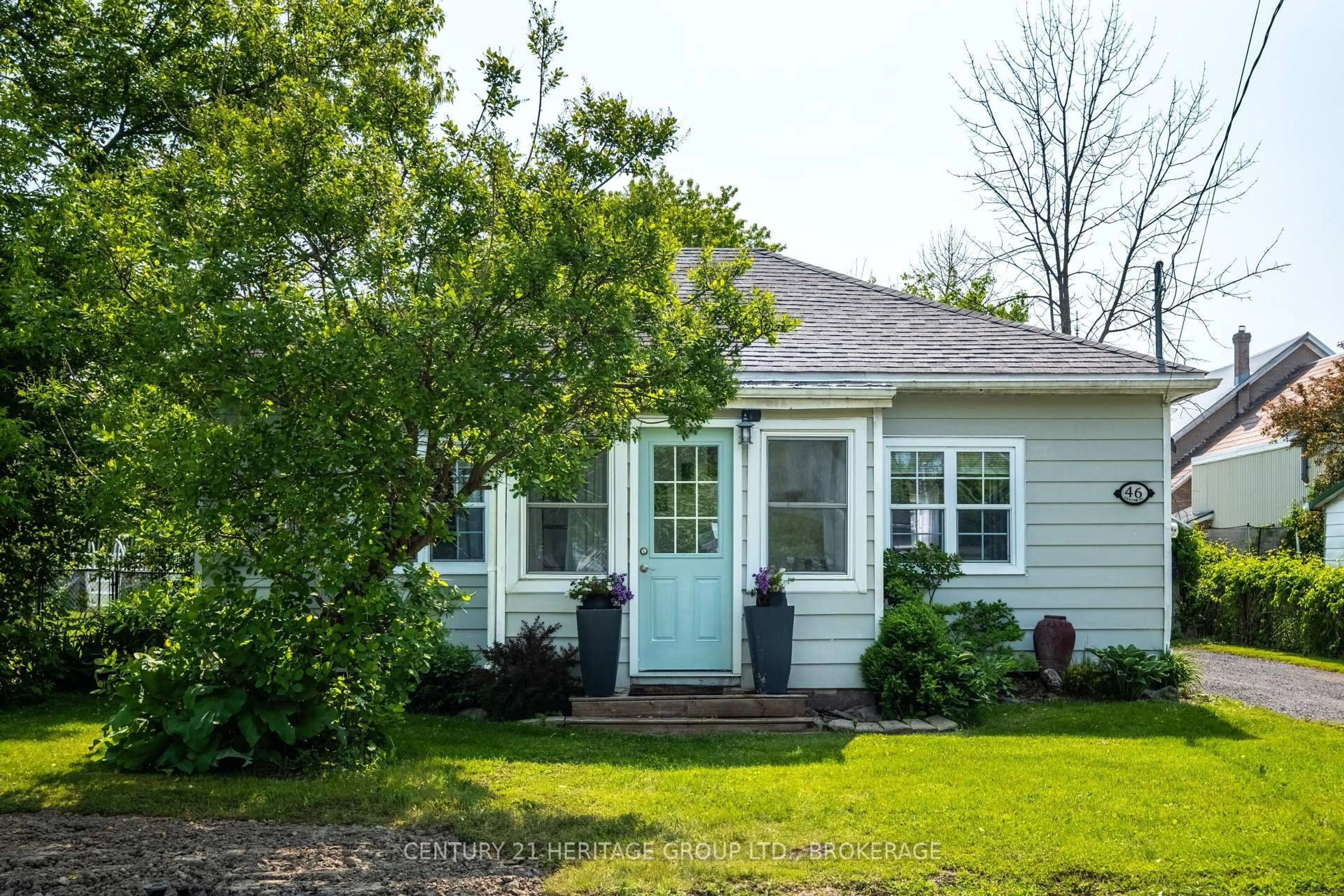 Home with vinyl exterior material, street for 46 Centre St, Bissett Creek Ontario K0H 2H0