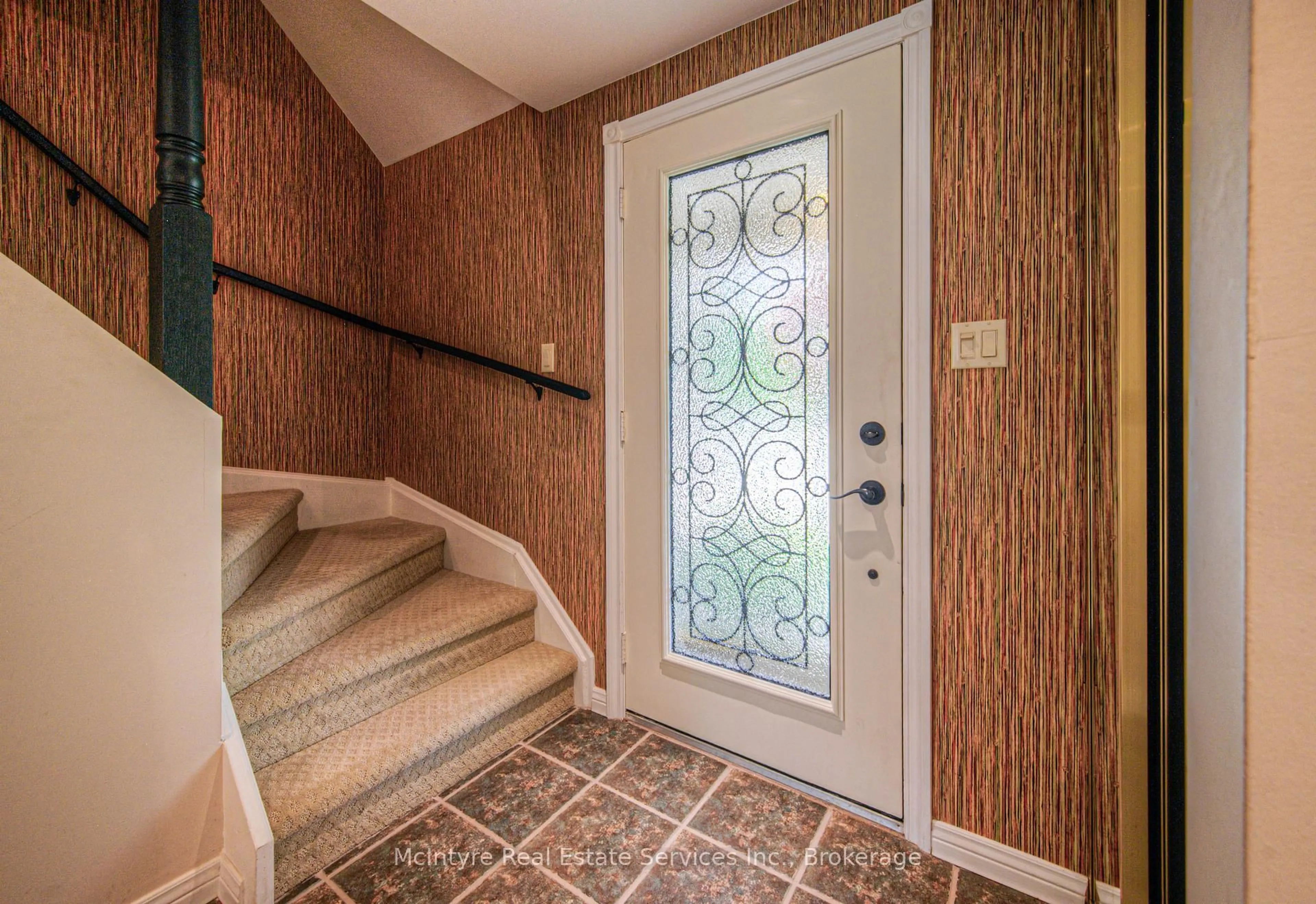Indoor entryway for 469 Hunterswood Crt, Waterloo Ontario N2K 3E7