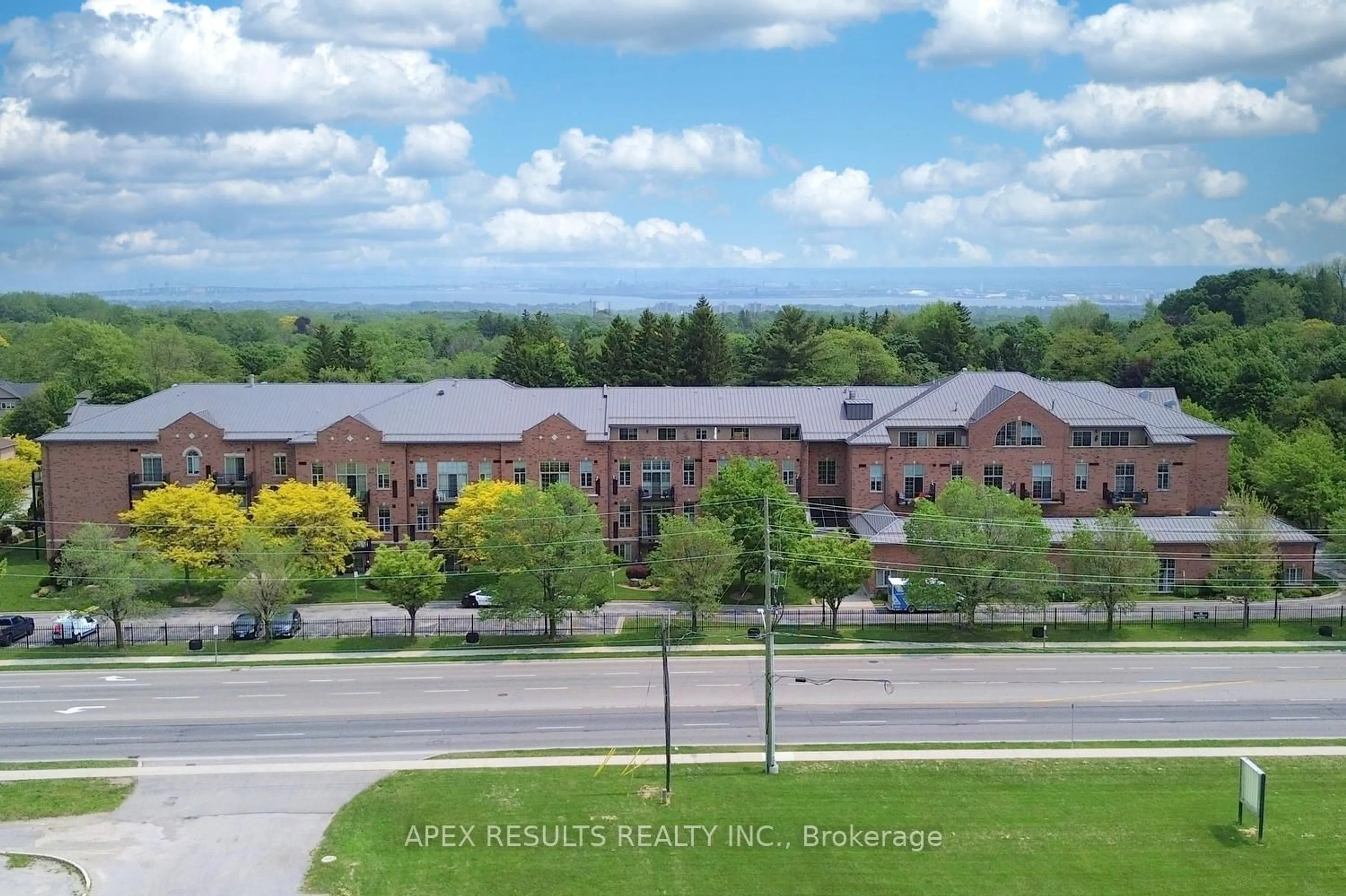A pic from outside/outdoor area/front of a property/back of a property/a pic from drone, mountain view for 262 Dundas St #406, Hamilton Ontario L8B 1A9