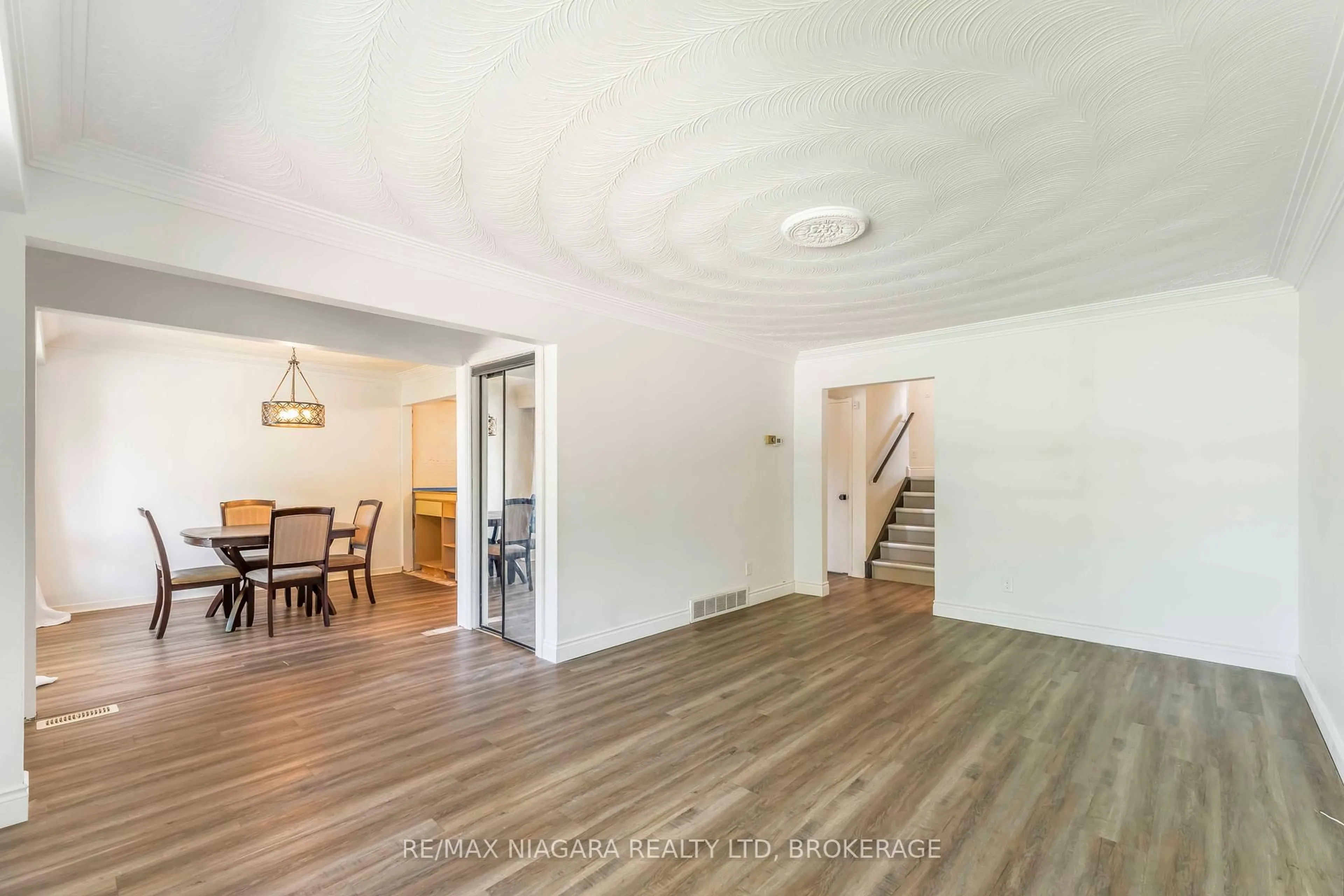 A pic of a room for 4 Charleen Circ, St. Catharines Ontario L2M 7G6