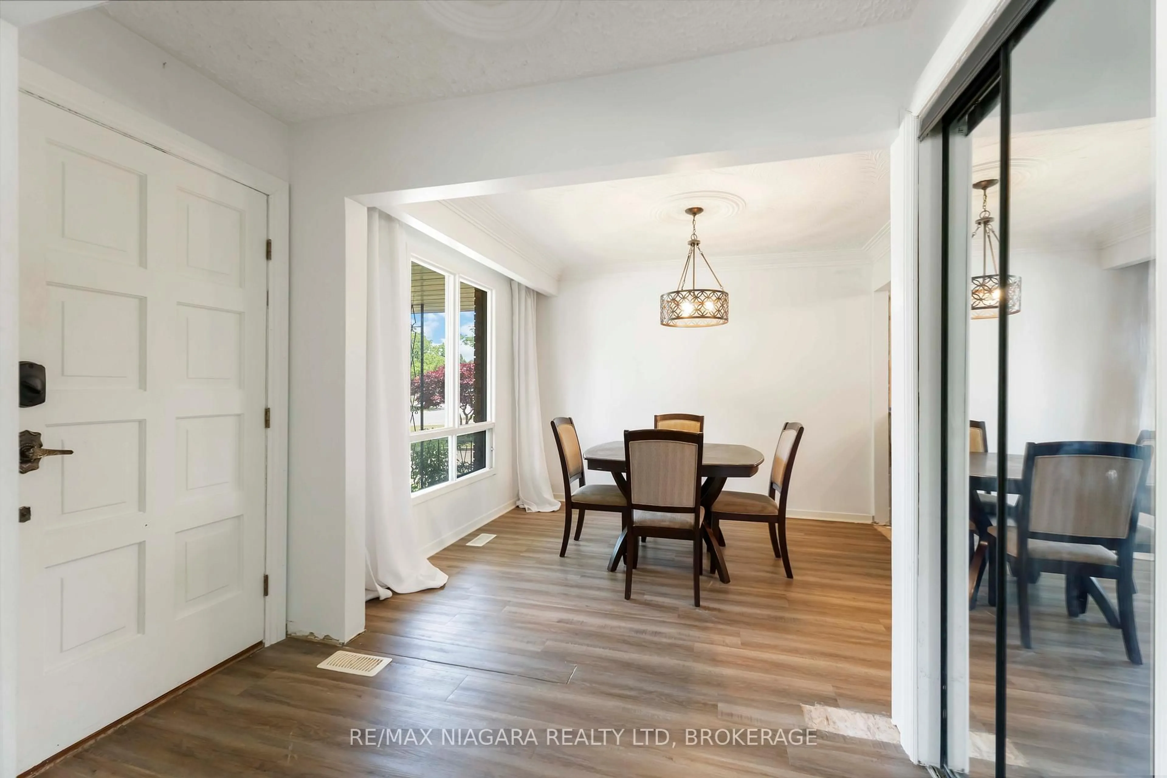 Dining room, unknown for 4 Charleen Circ, St. Catharines Ontario L2M 7G6