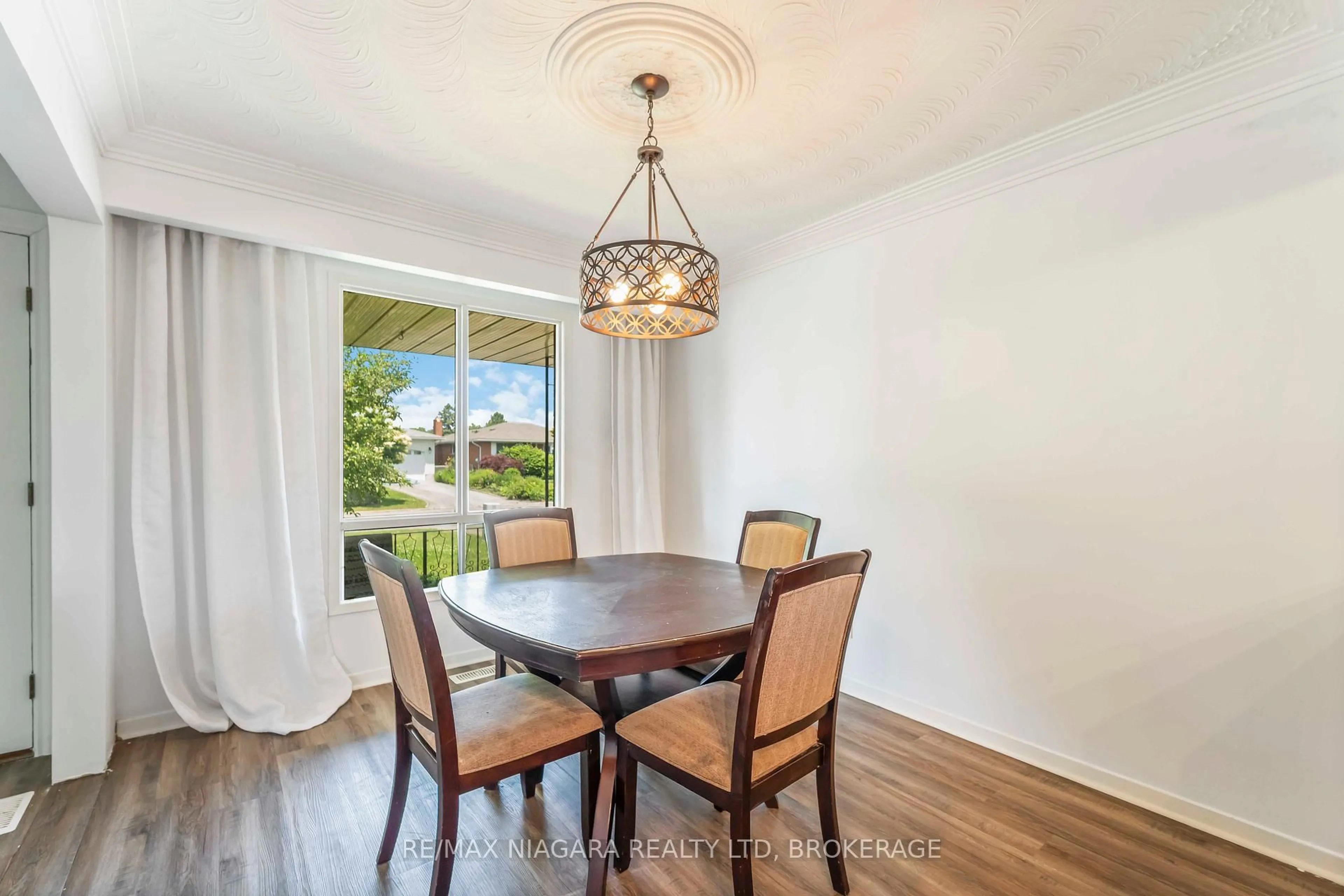 Dining room, wood/laminate floor for 4 Charleen Circ, St. Catharines Ontario L2M 7G6