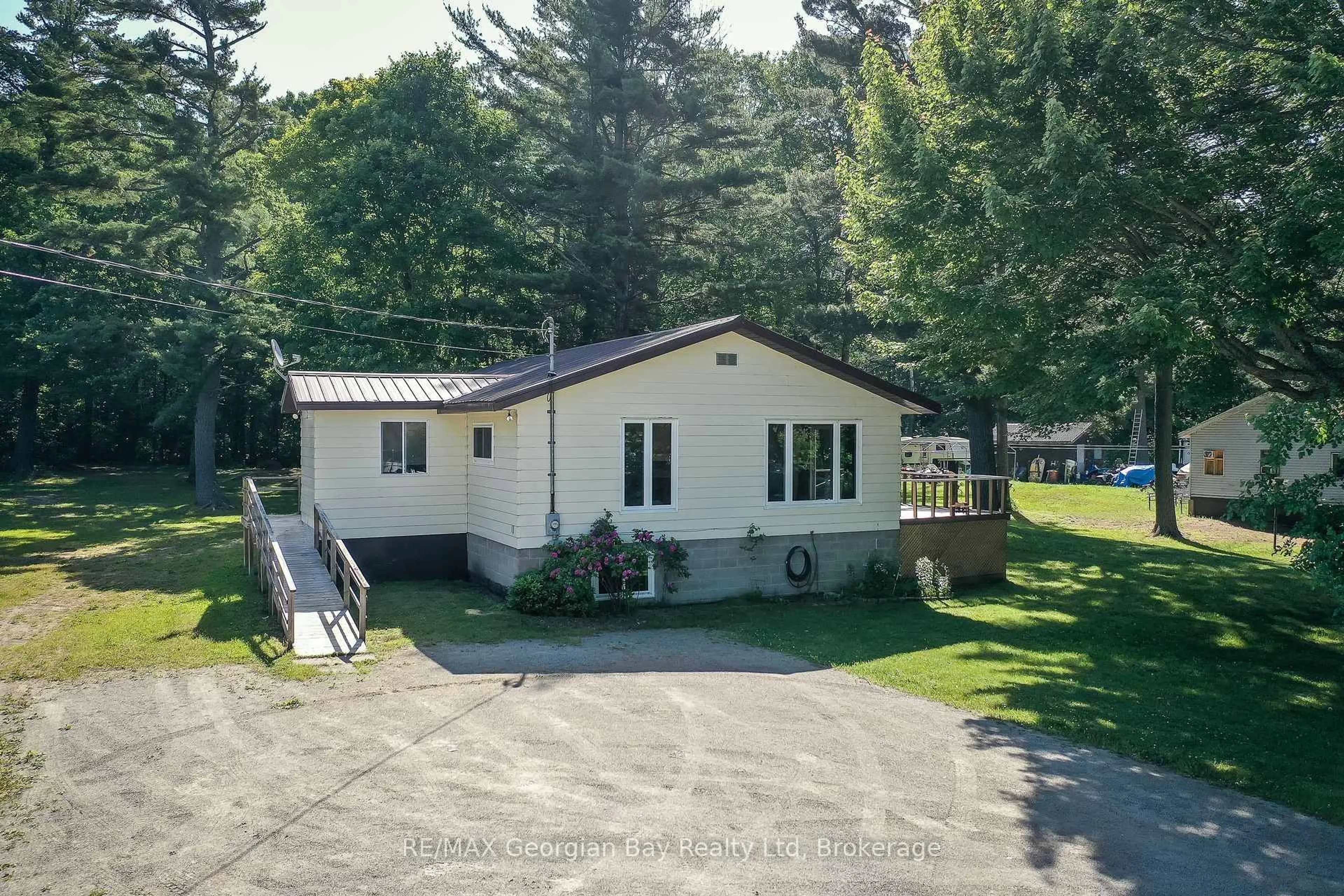 A pic from outside/outdoor area/front of a property/back of a property/a pic from drone, unknown for 332 Baxter Loop Rd, Georgian Bay Ontario L0K 1S0