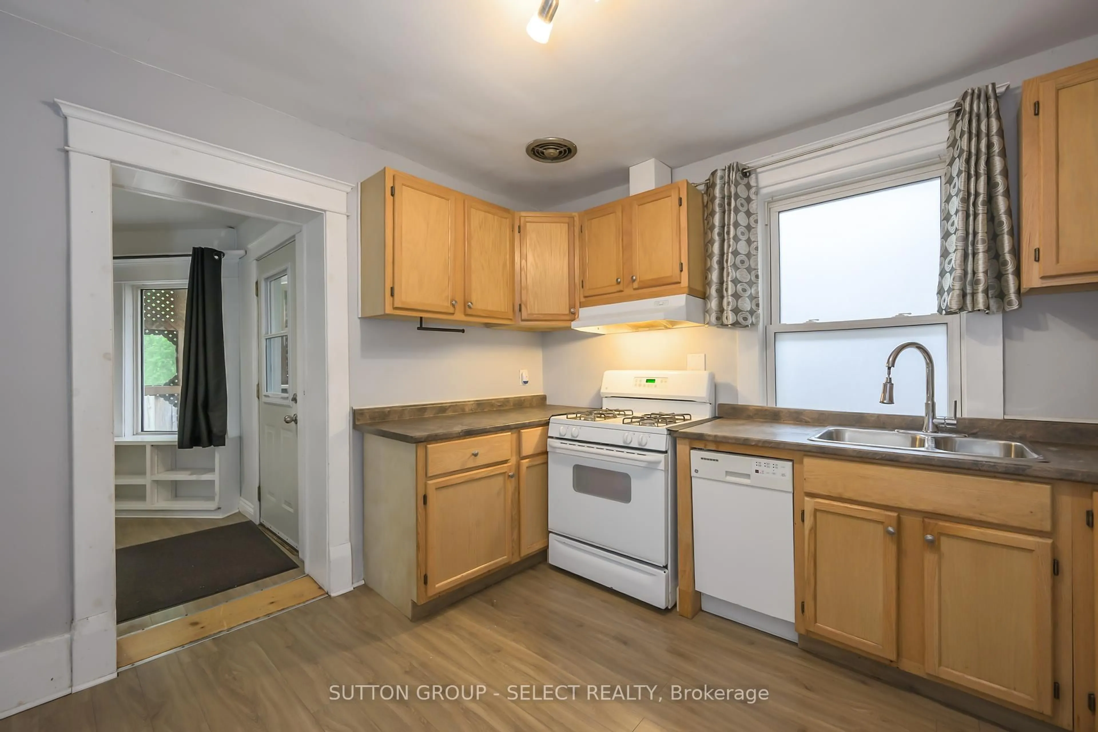 Standard kitchen, unknown for 107 Langarth St, London South Ontario N6C 1Z3