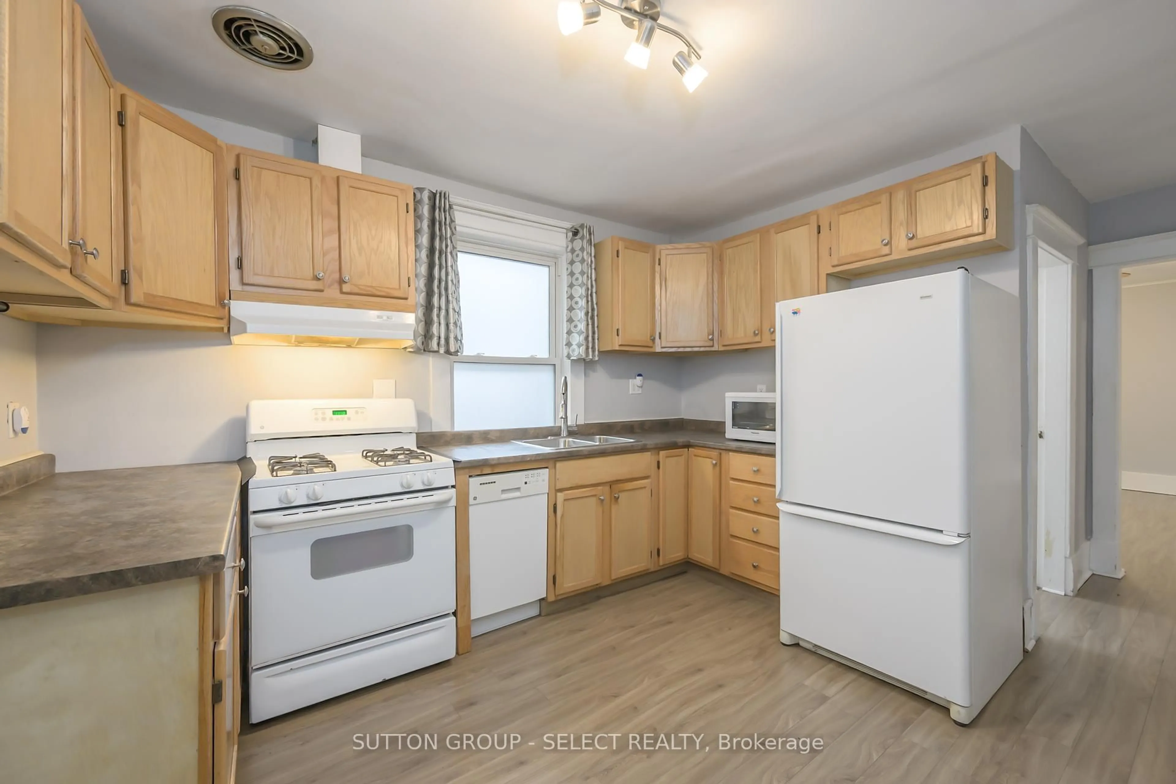 Standard kitchen, wood/laminate floor for 107 Langarth St, London South Ontario N6C 1Z3