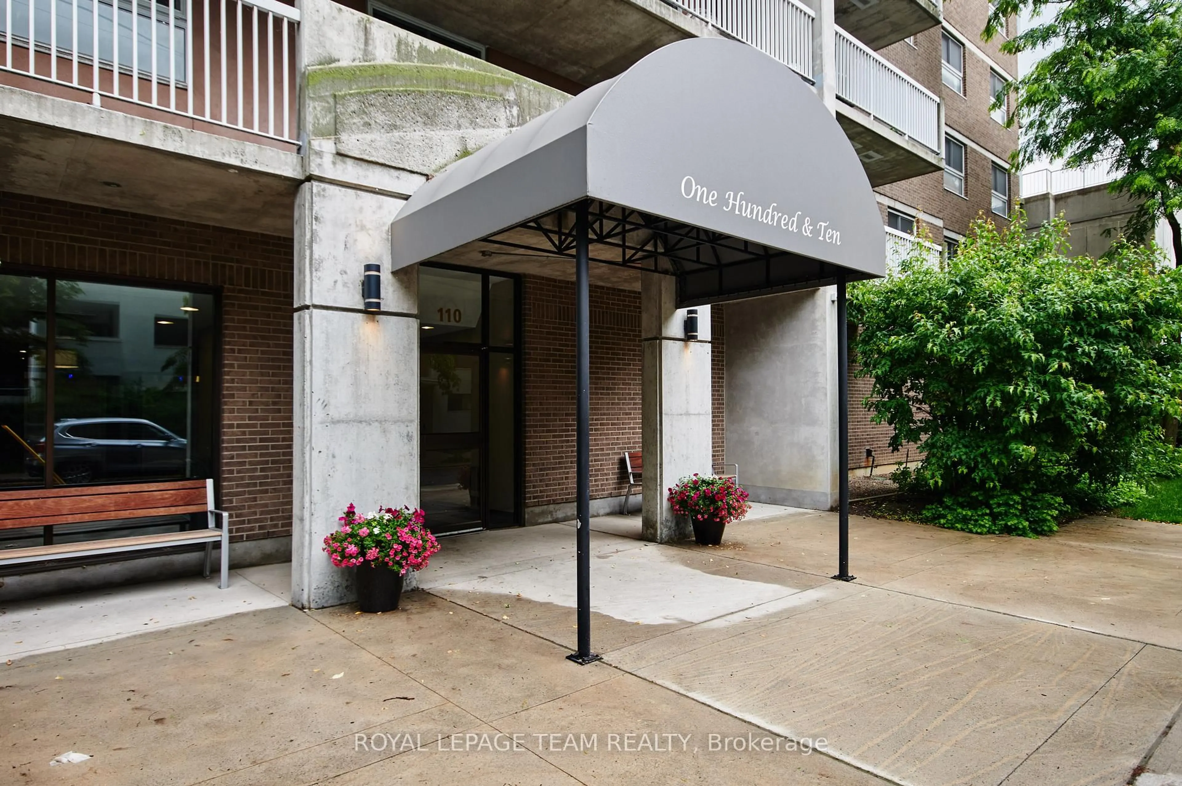 Indoor foyer for 110 Forward Ave #1010, Ottawa Ontario K1Y 4S9