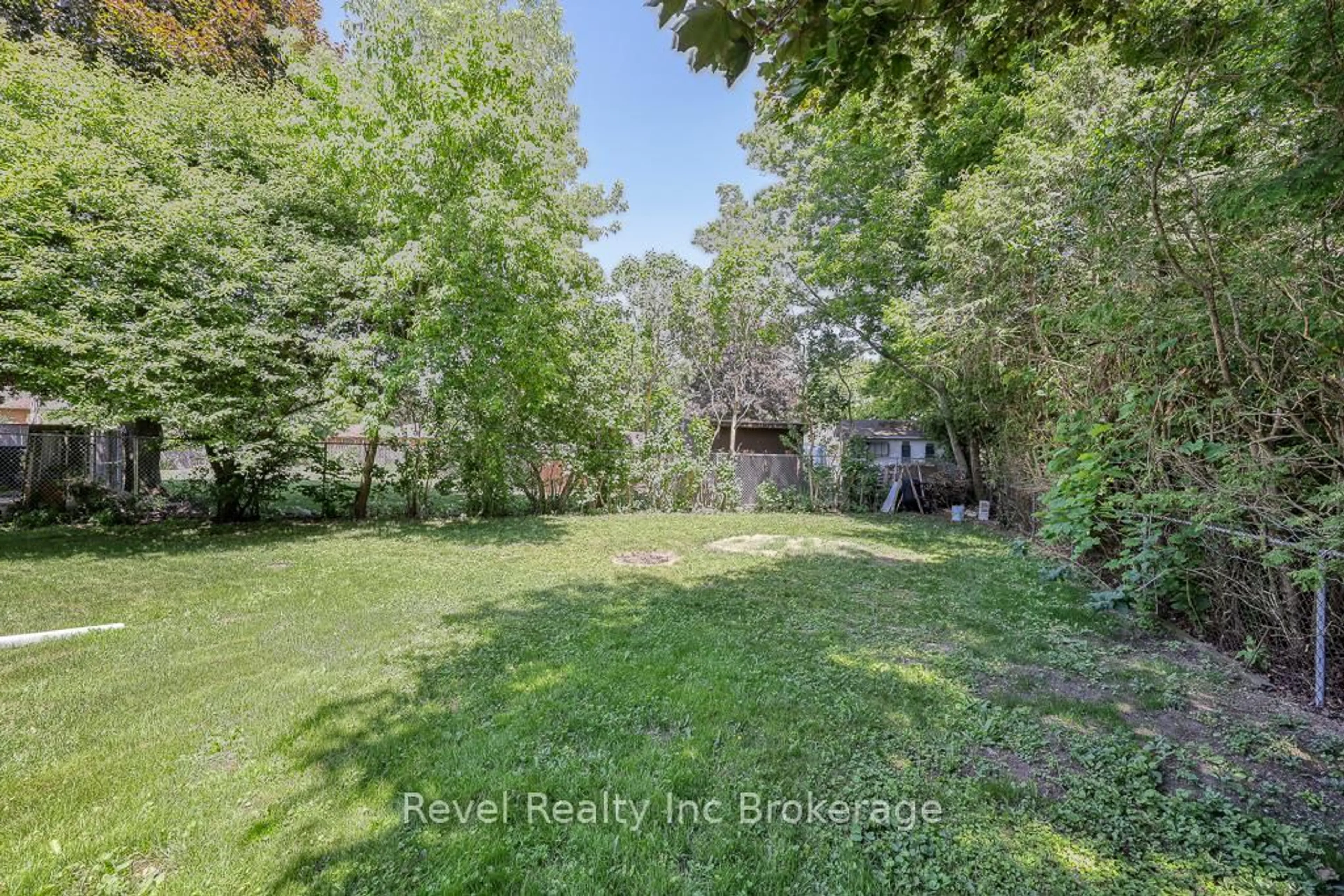 A pic from outside/outdoor area/front of a property/back of a property/a pic from drone, forest/trees view for 2 Richards Crt, Tillsonburg Ontario N4G 2P5