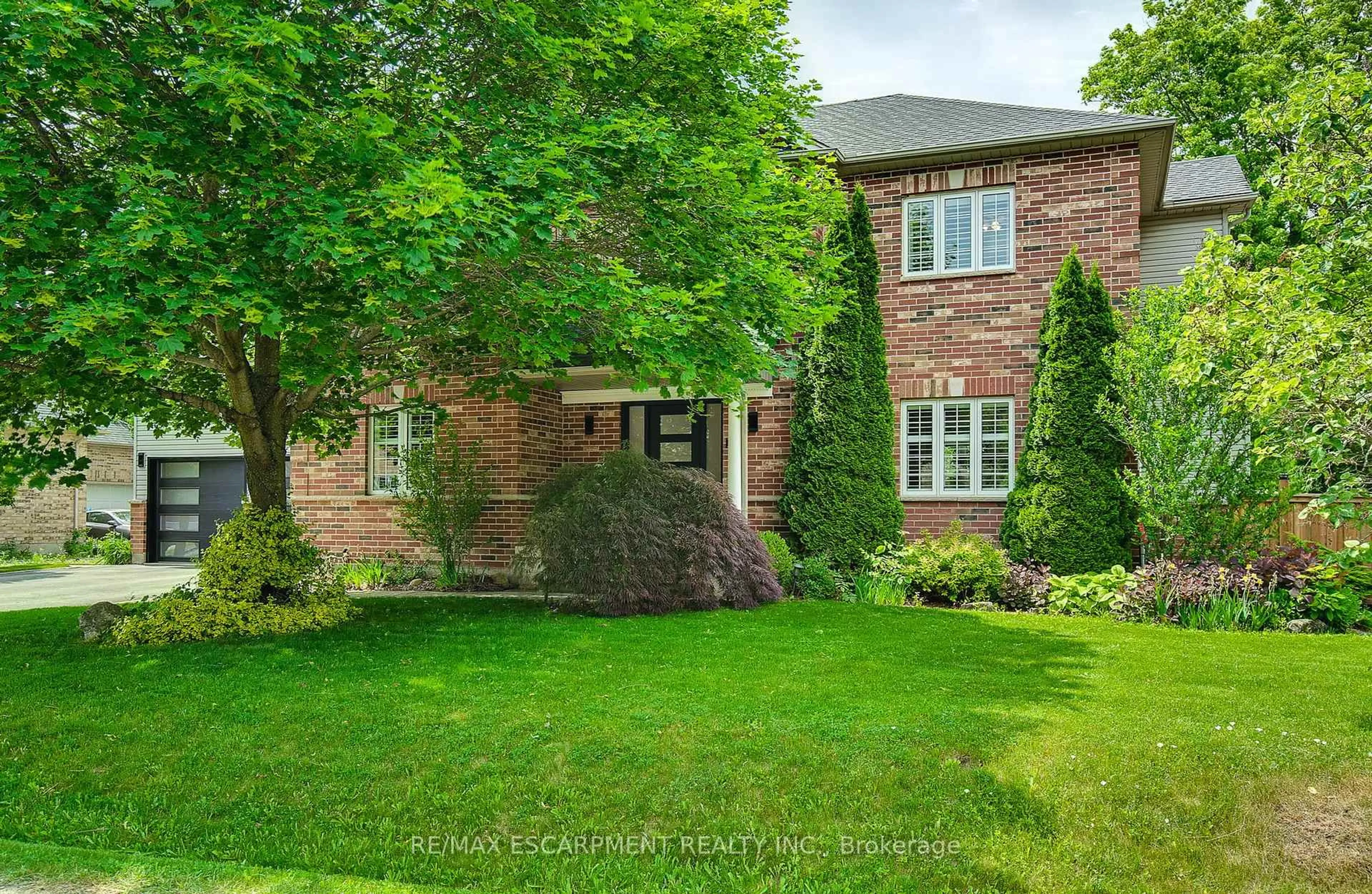 A pic from outside/outdoor area/front of a property/back of a property/a pic from drone, street for 9 Valley Ridge Lane, Hamilton Ontario L8N 2Z7