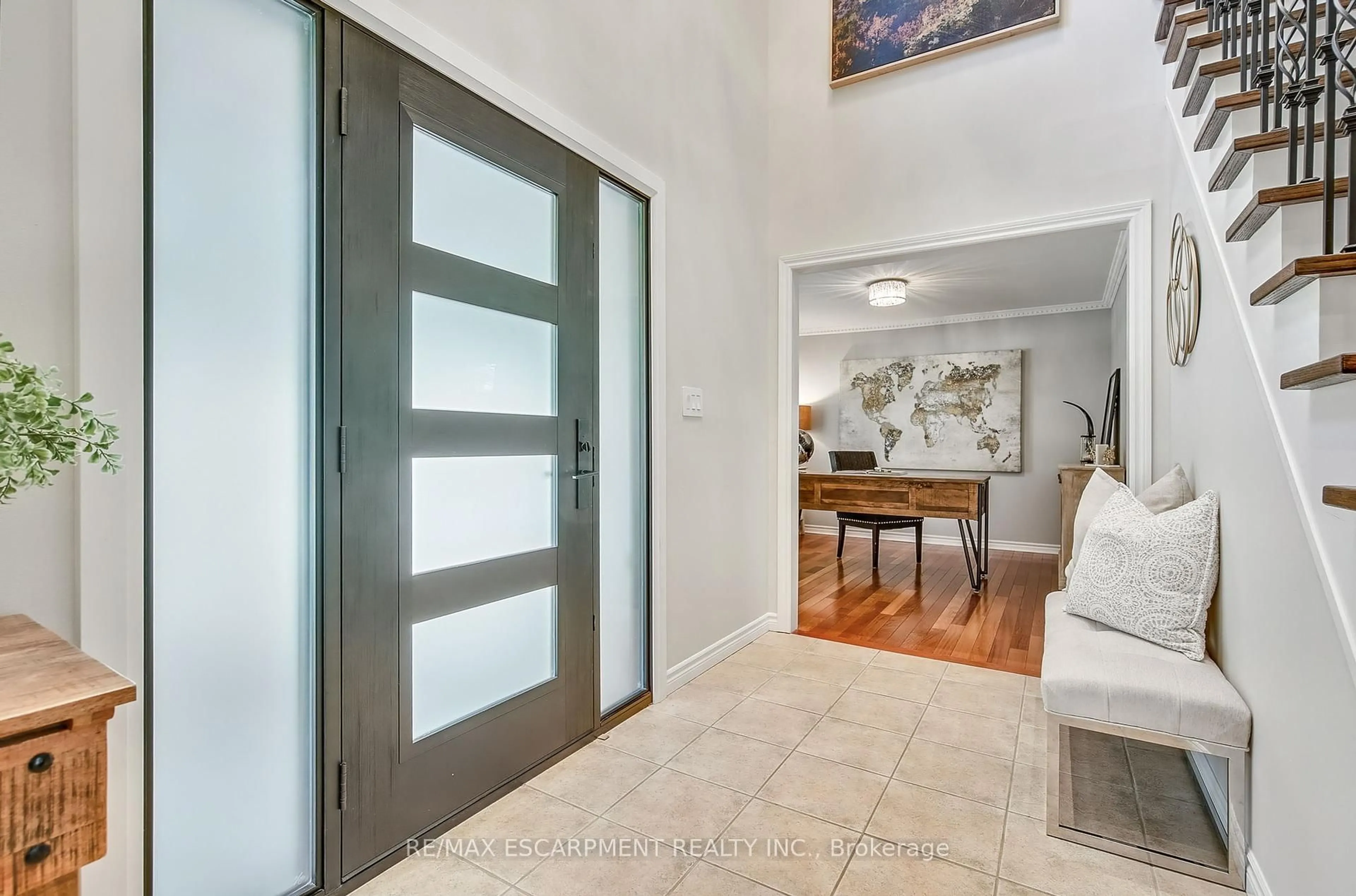 Indoor entryway for 9 Valley Ridge Lane, Hamilton Ontario L8N 2Z7