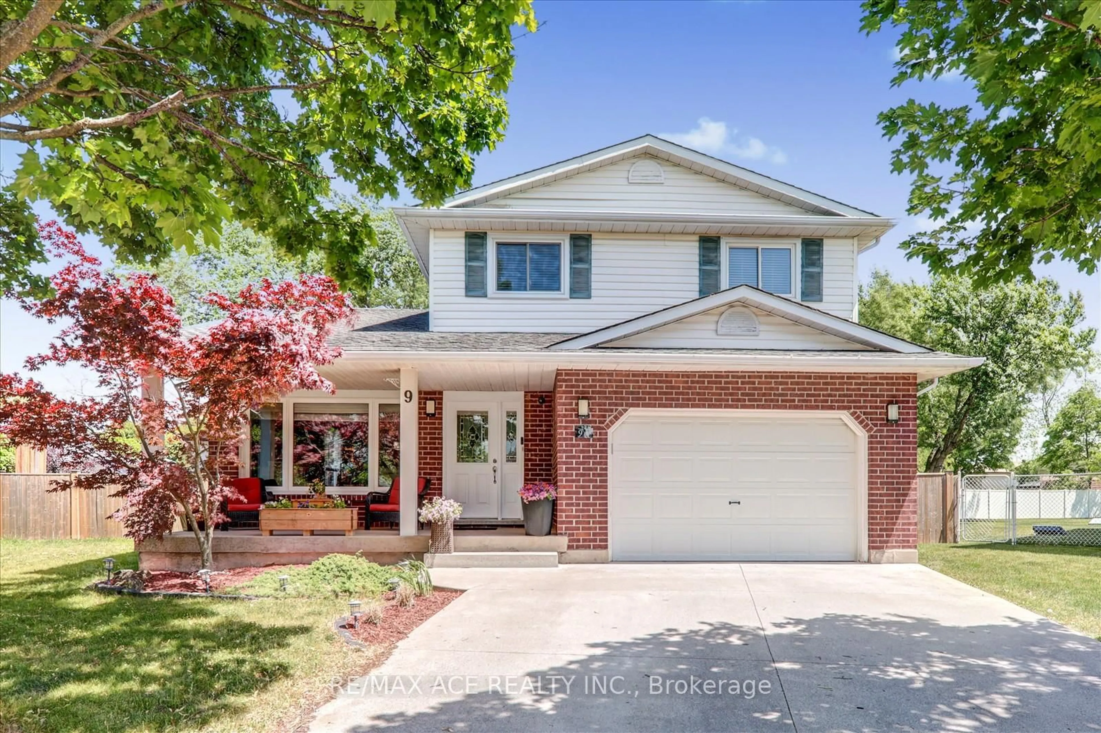 Home with brick exterior material, street for 9 Parkview Crt, Thorold Ontario L2V 4Z1