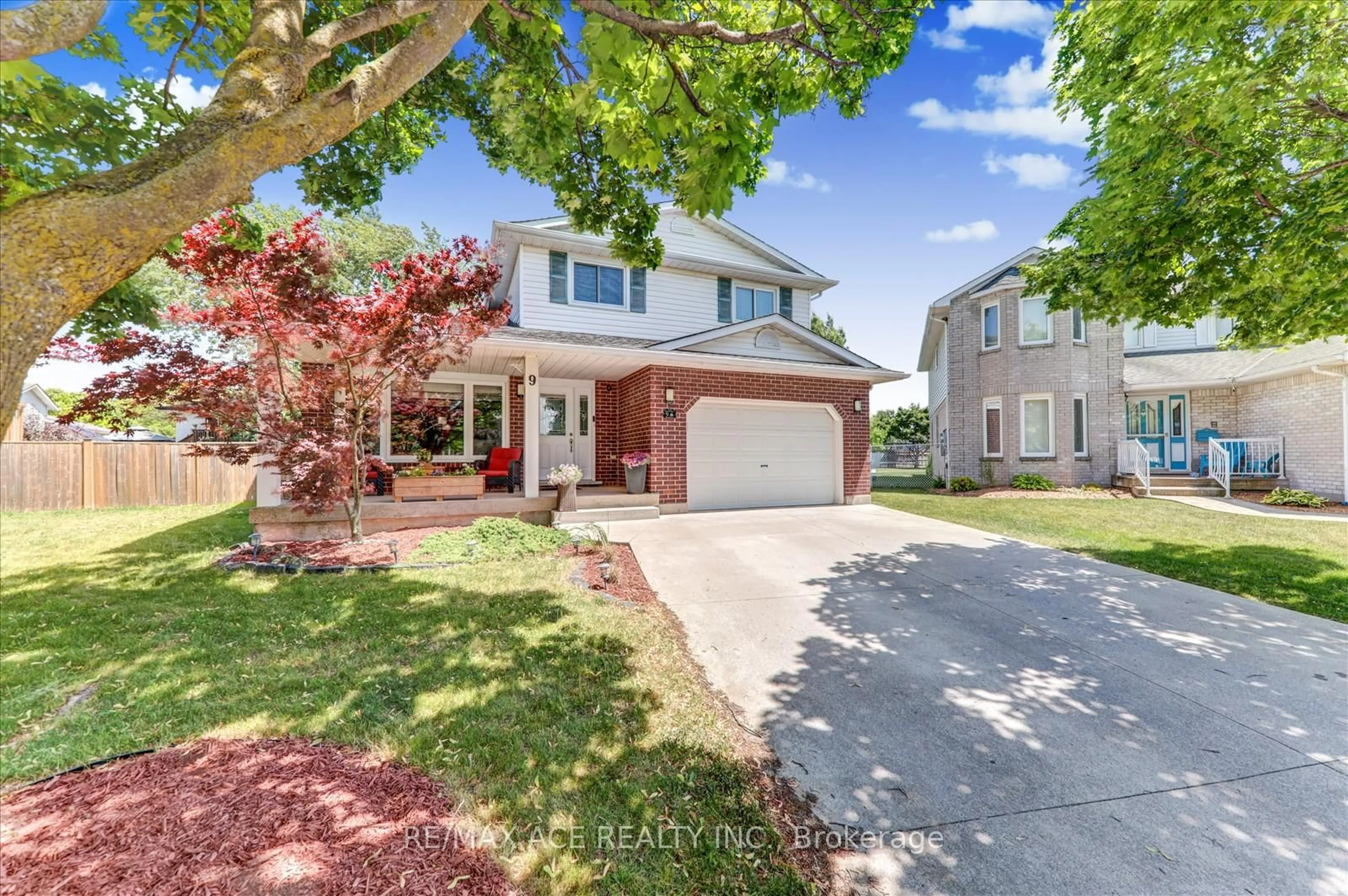 Home with vinyl exterior material, street for 9 Parkview Crt, Thorold Ontario L2V 4Z1