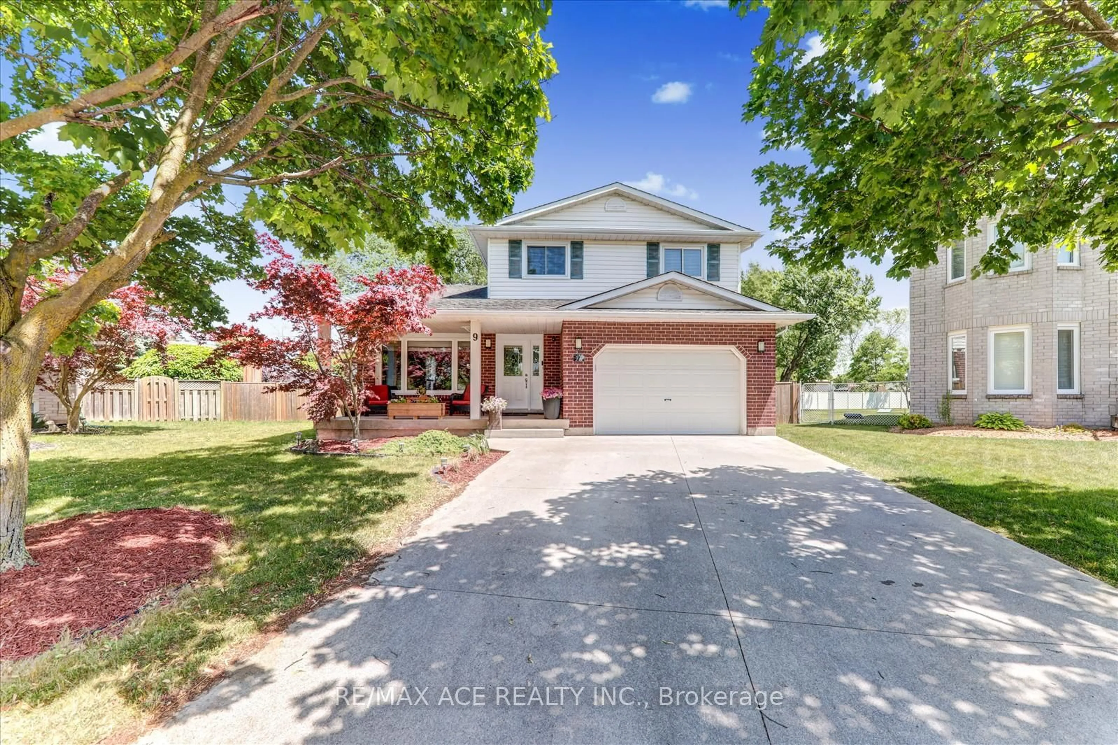 Home with brick exterior material, street for 9 Parkview Crt, Thorold Ontario L2V 4Z1