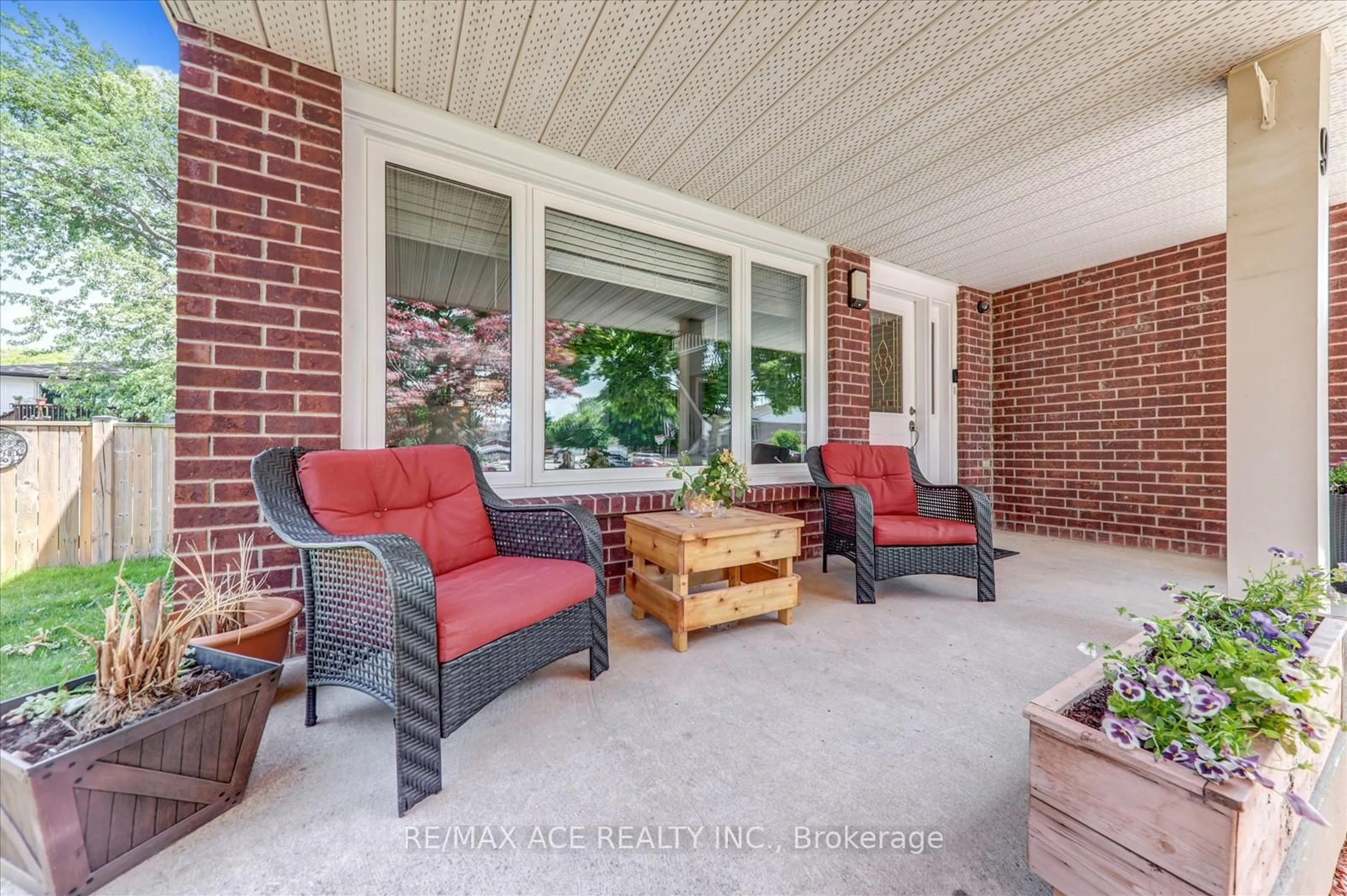 Patio, street for 9 Parkview Crt, Thorold Ontario L2V 4Z1