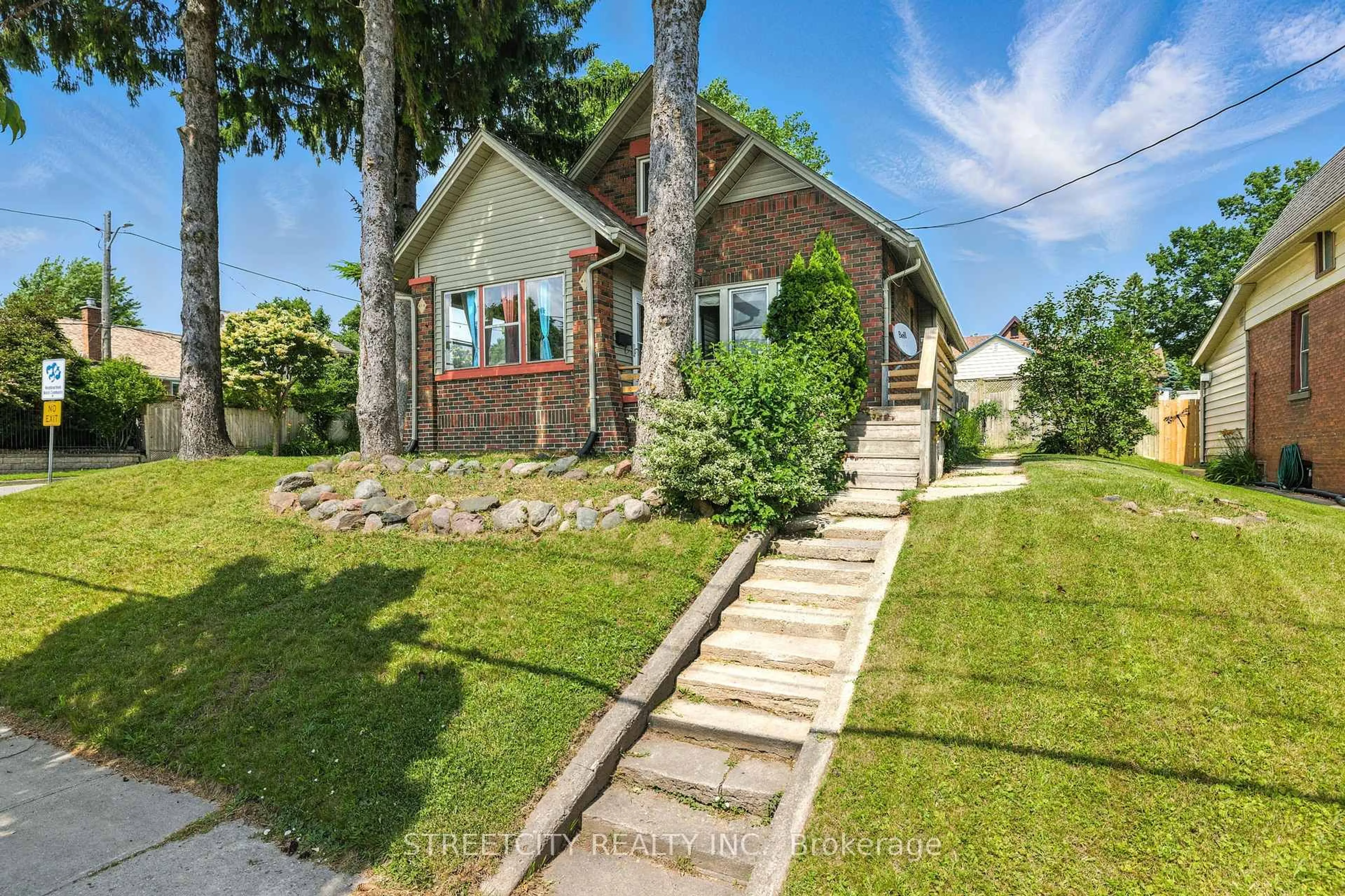 A pic from outside/outdoor area/front of a property/back of a property/a pic from drone, street for 418 Ashland Ave, London East Ontario N5W 4G3