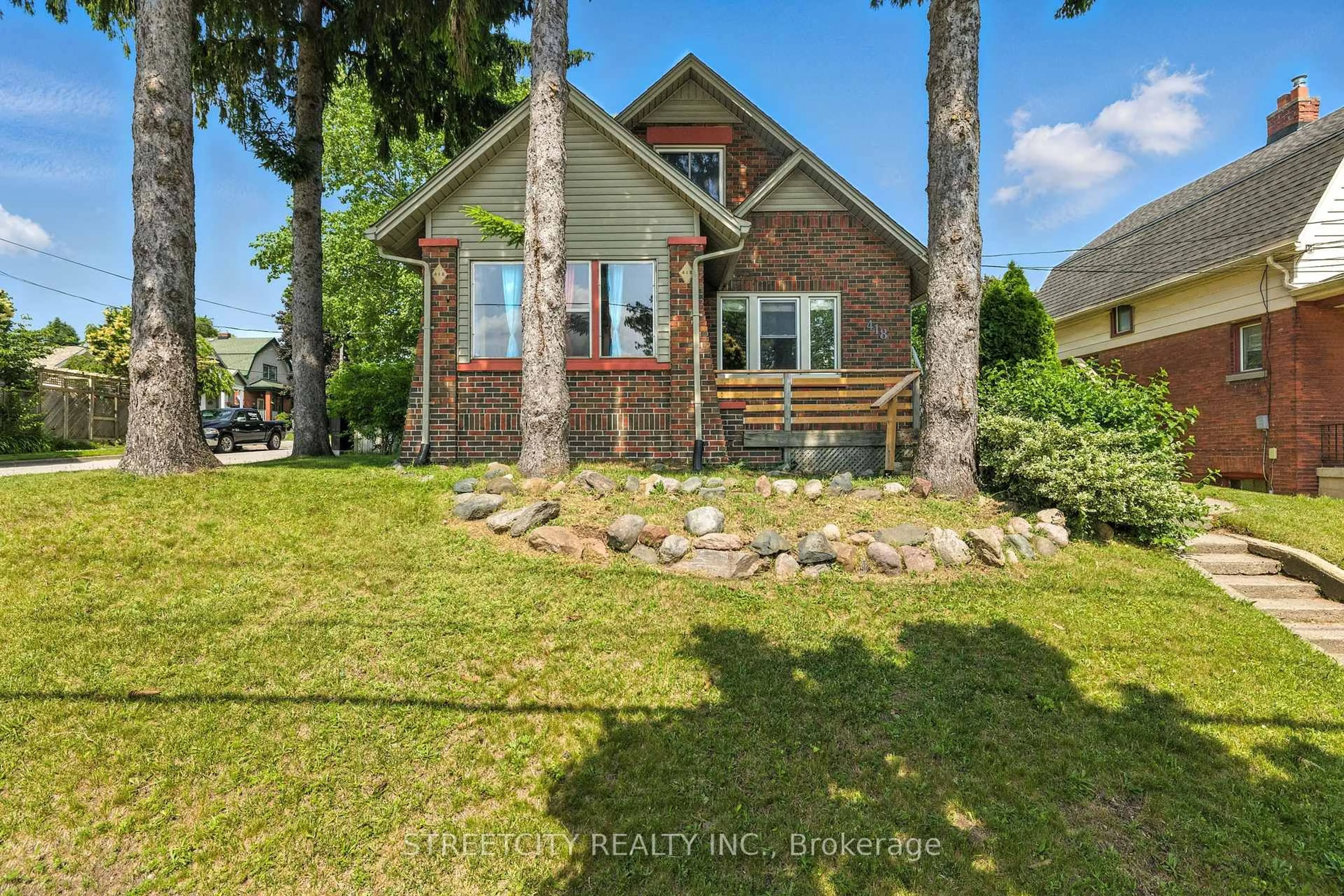 A pic from outside/outdoor area/front of a property/back of a property/a pic from drone, street for 418 Ashland Ave, London East Ontario N5W 4G3