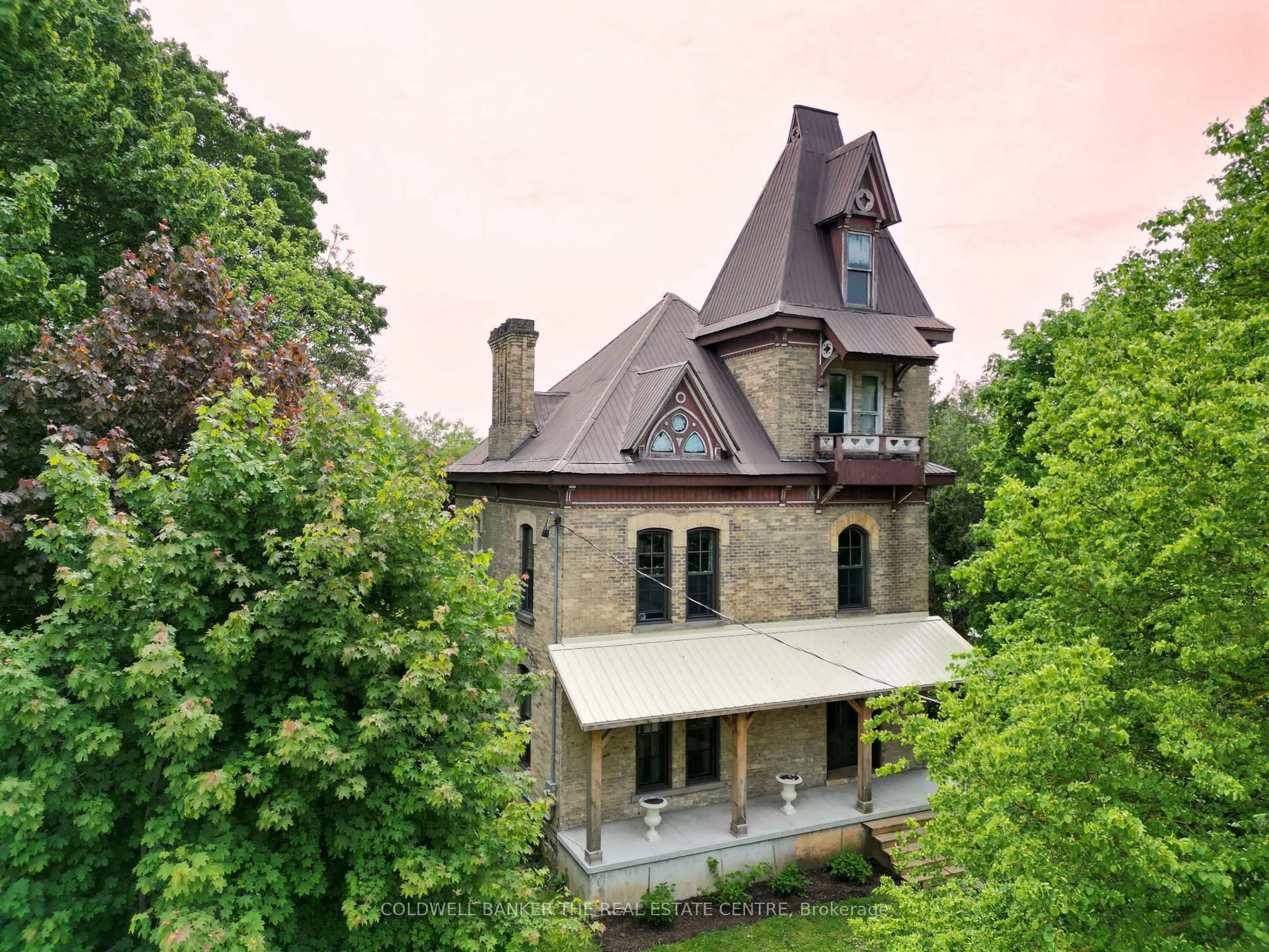 A pic from outside/outdoor area/front of a property/back of a property/a pic from drone, building for 150 WELLINGTON St, Wellington North Ontario N0G 2L2