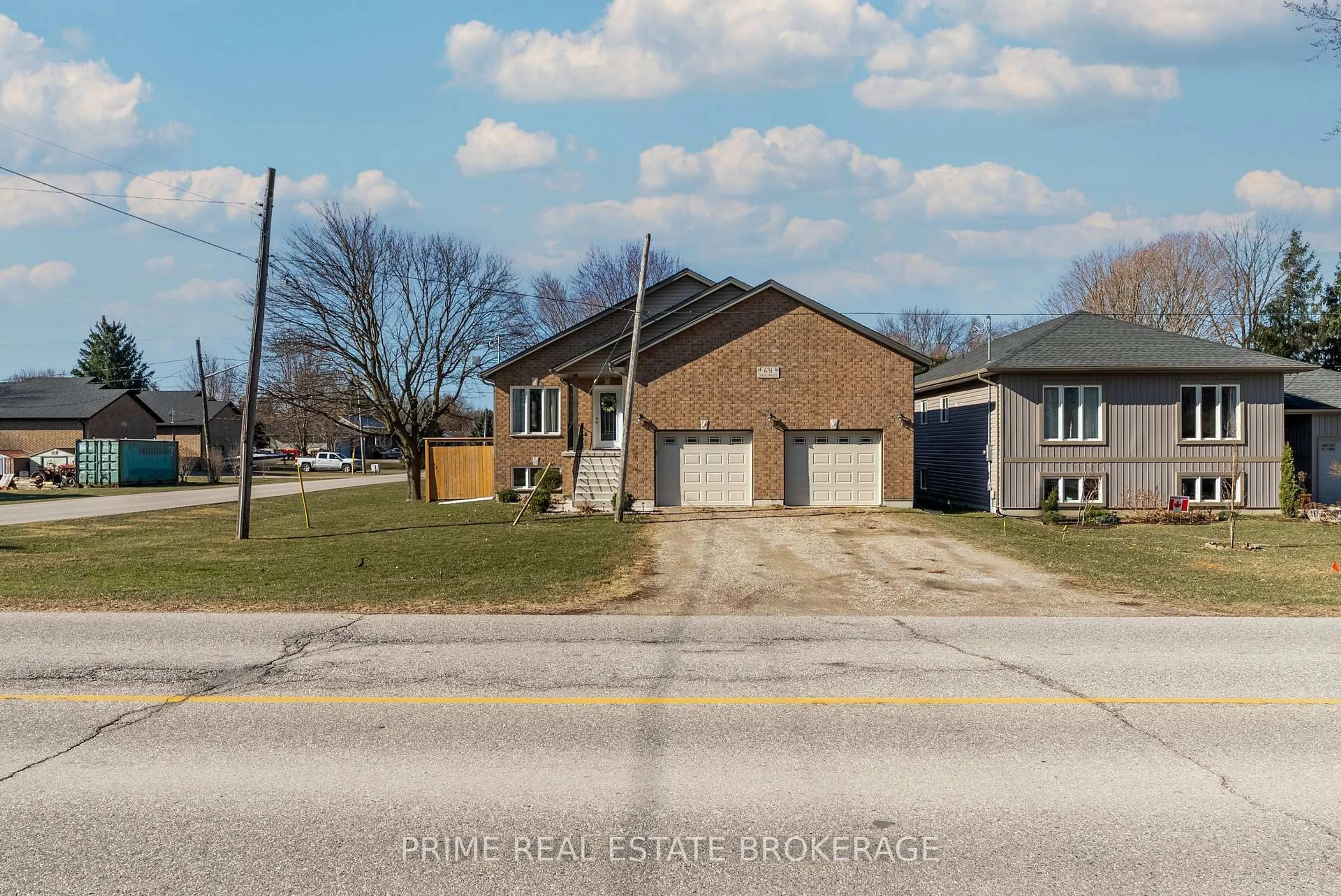 A pic from outside/outdoor area/front of a property/back of a property/a pic from drone, street for 631 Main St, Chatham-Kent Ontario N0P 1C0