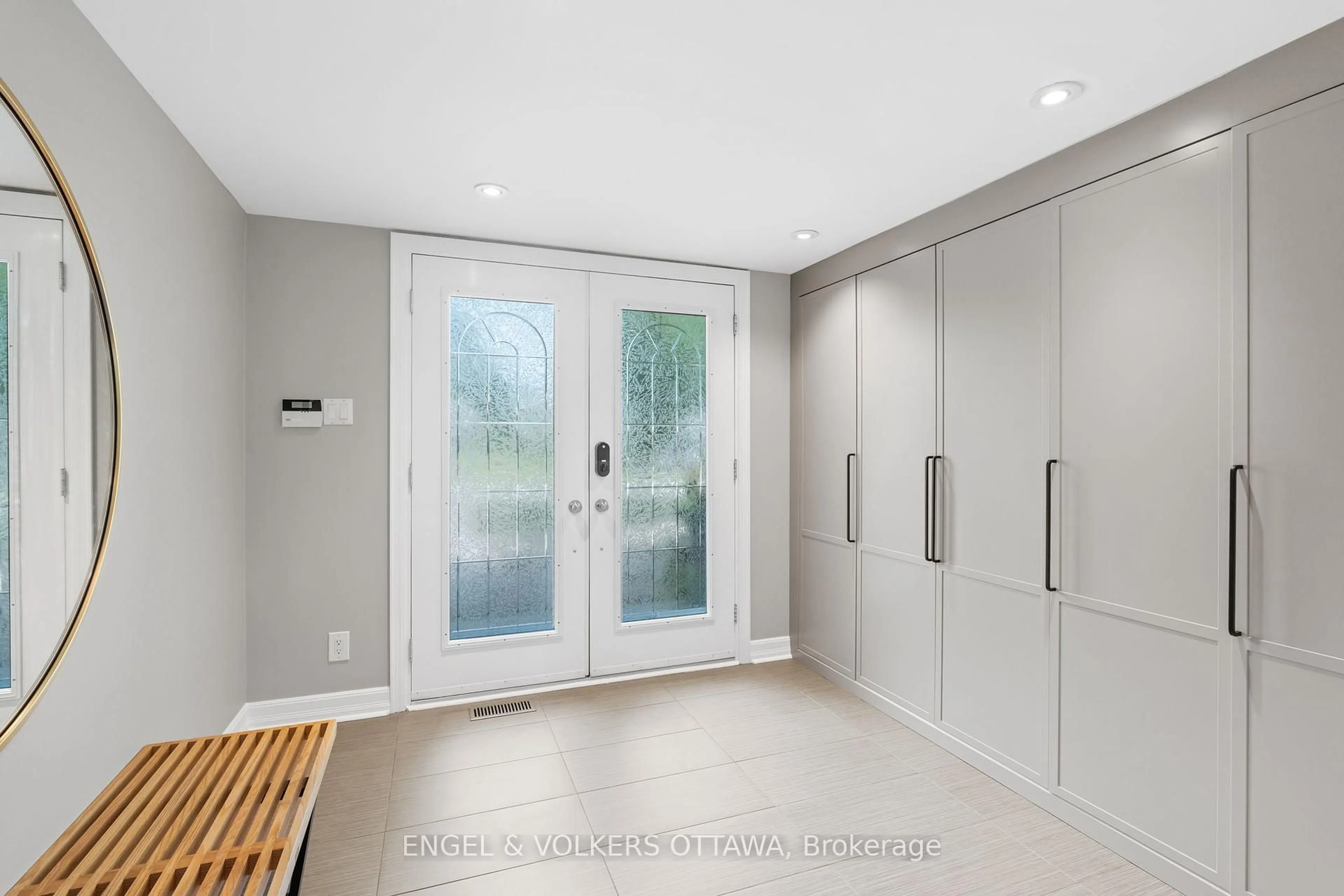 Indoor entryway for 1138 Cameo Dr, Ottawa Ontario K2C 1Y7