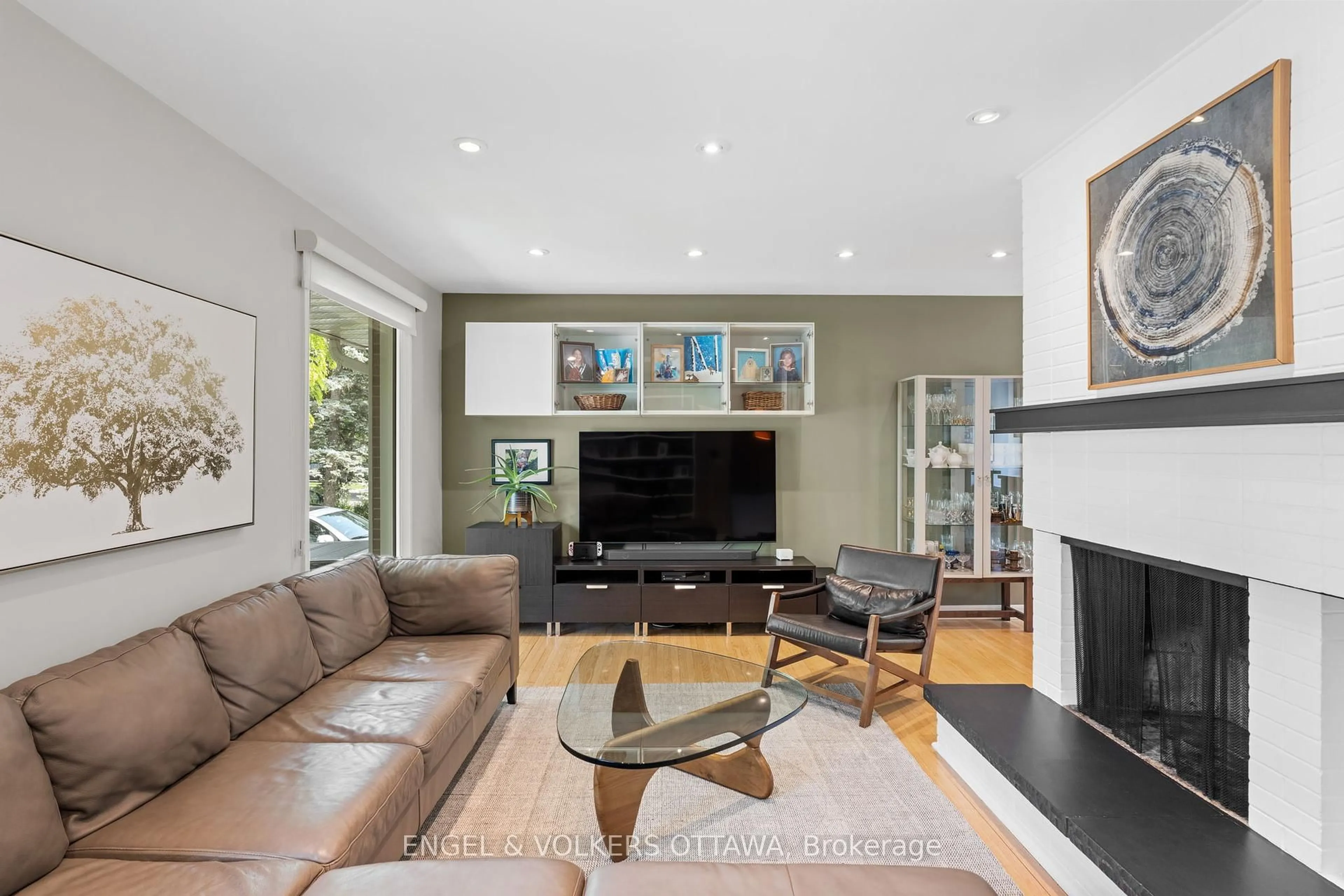 Living room with furniture, unknown for 1138 Cameo Dr, Ottawa Ontario K2C 1Y7