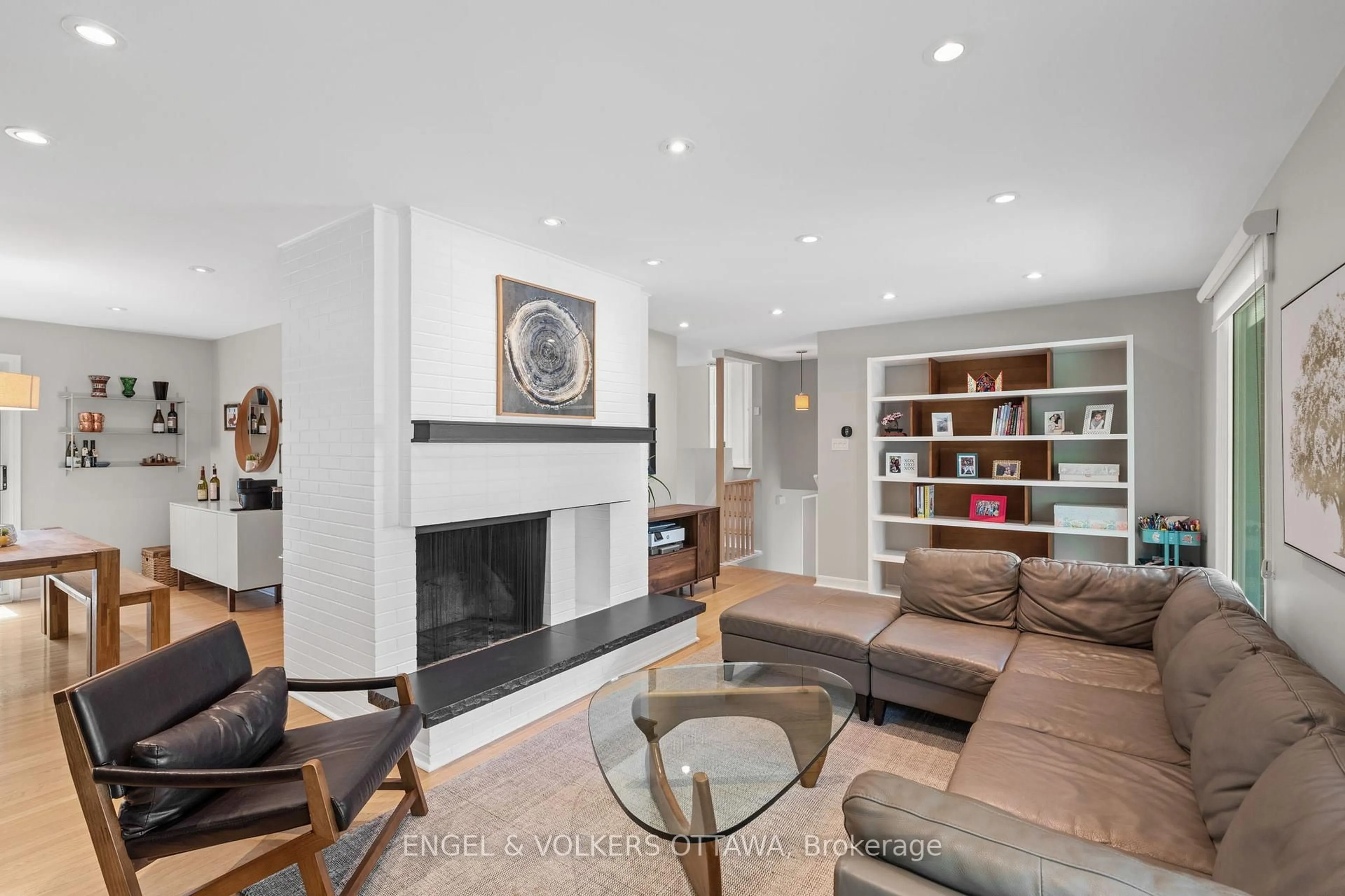 Living room with furniture, unknown for 1138 Cameo Dr, Ottawa Ontario K2C 1Y7