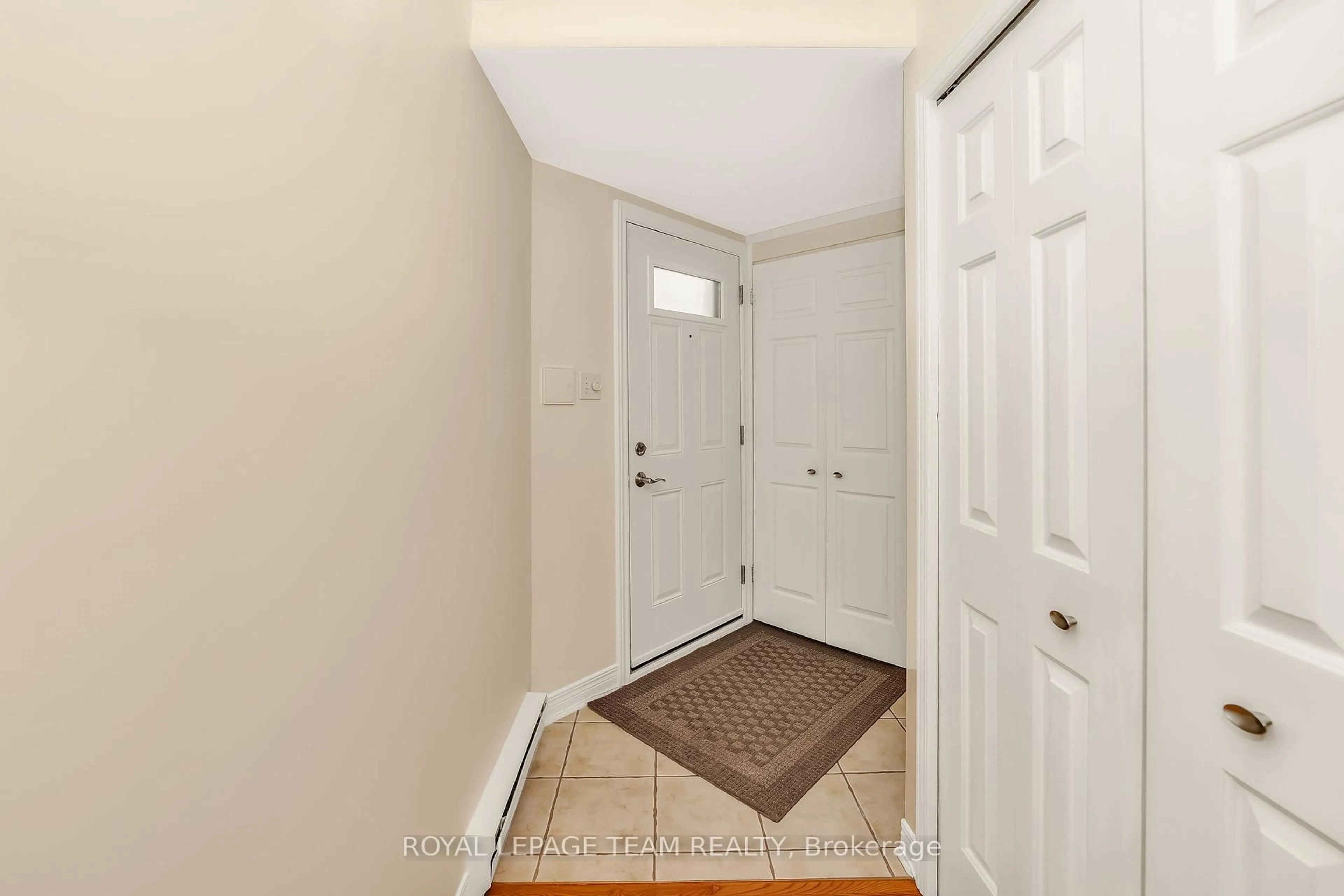 Indoor entryway for 1121 Bavlie Ave #1, Ottawa Ontario K1H 8P3