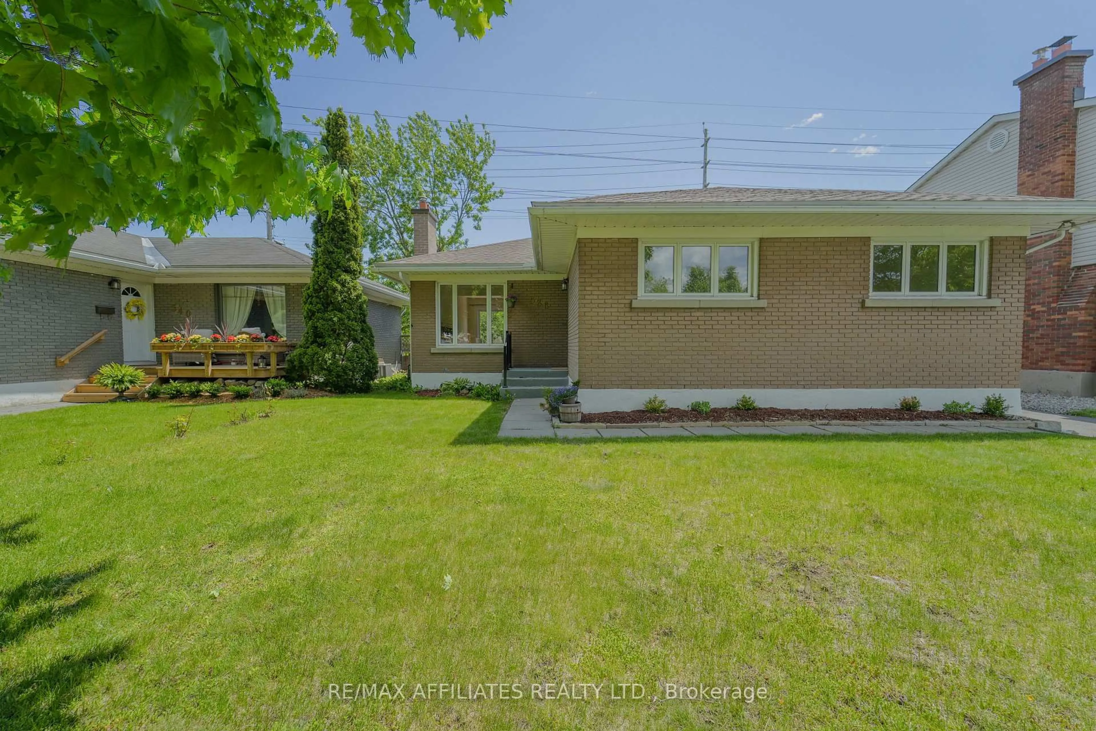 A pic from outside/outdoor area/front of a property/back of a property/a pic from drone, street for 536 Browning Ave, Ottawa Ontario K1G 0T4